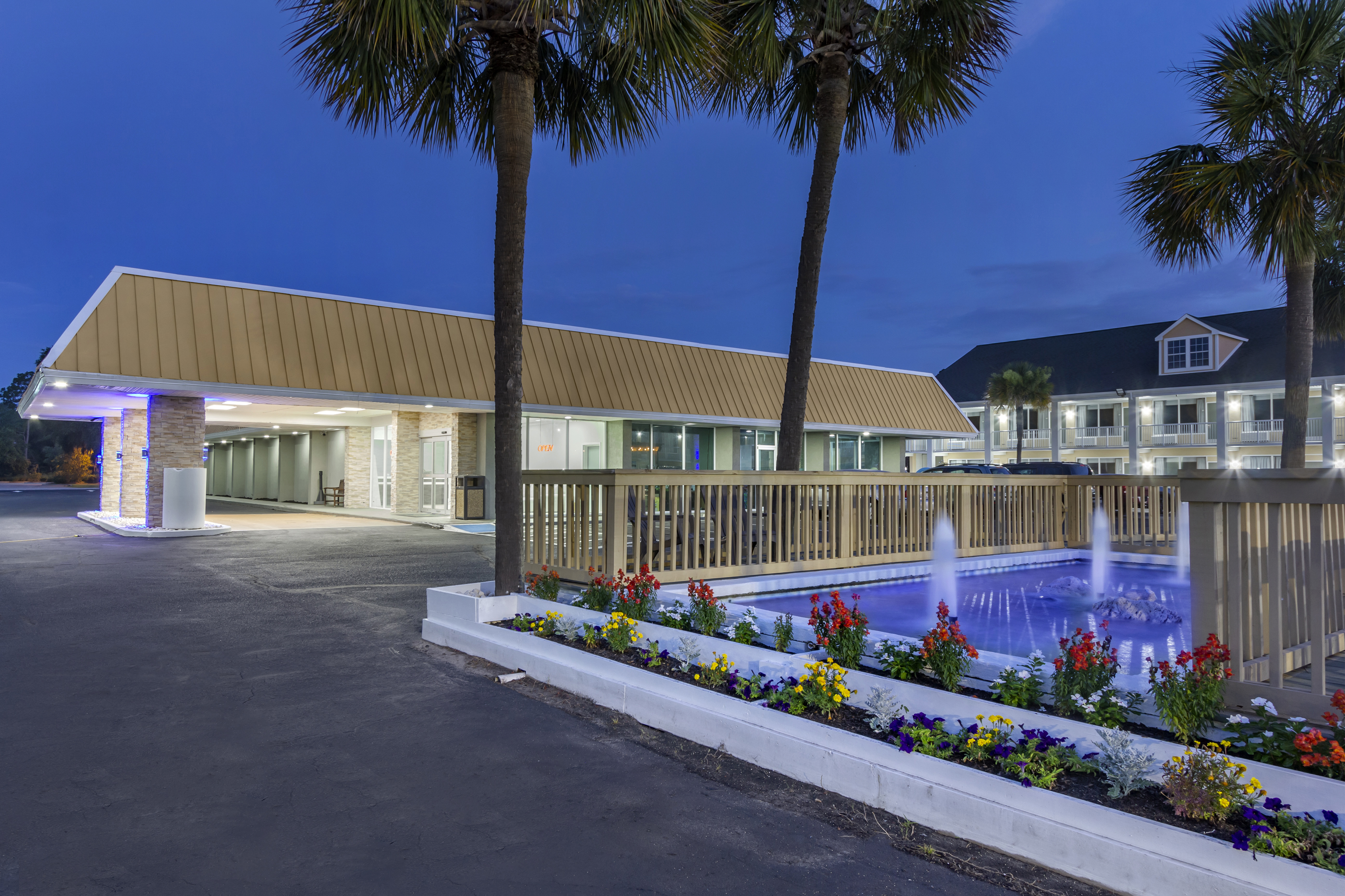 Exterior of Baymont by Wyndham Pawleys Island hotel in Pawleys Island, South Carolina
