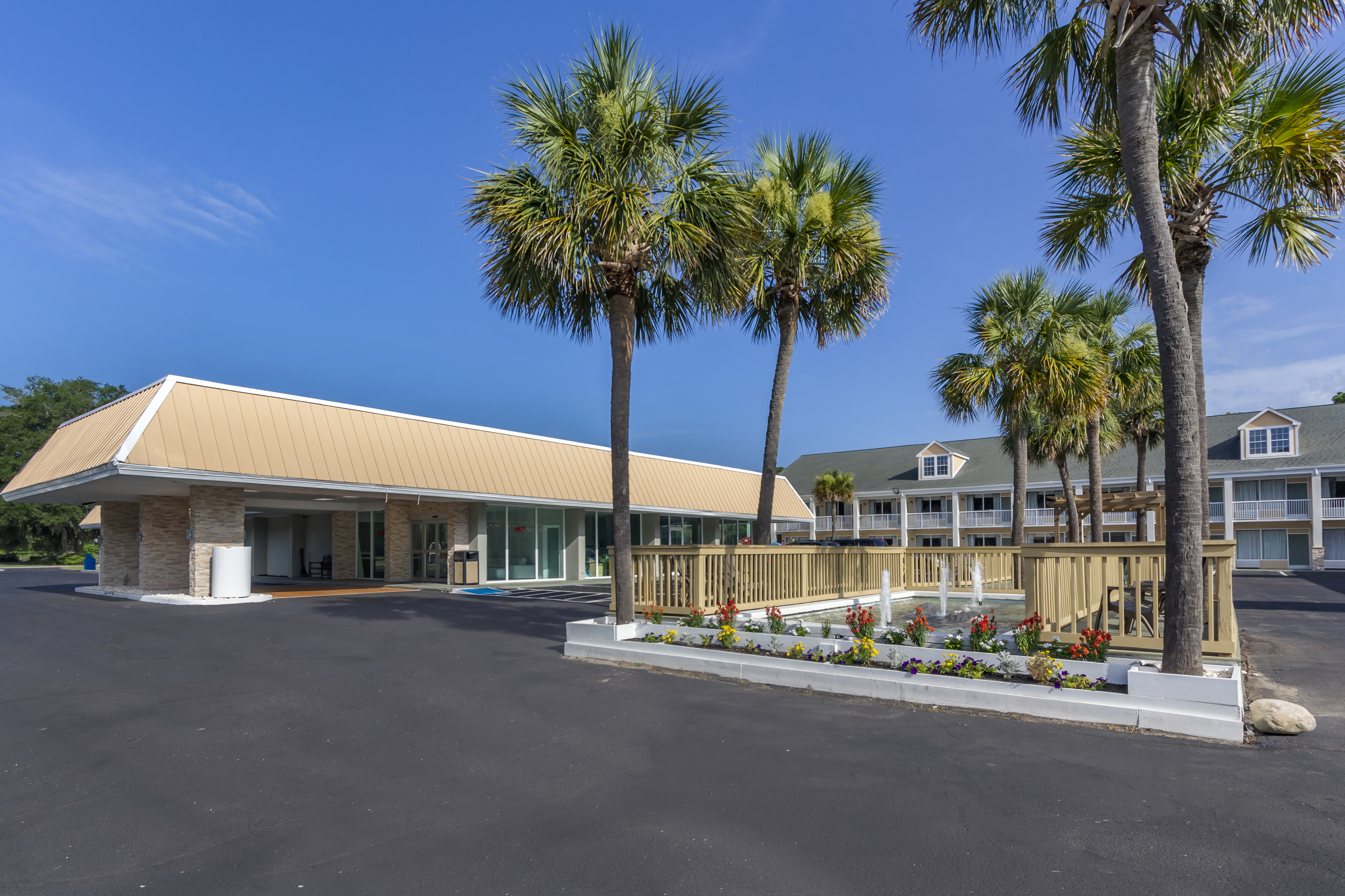 Exterior of Baymont by Wyndham Pawleys Island hotel in Pawleys Island, South Carolina