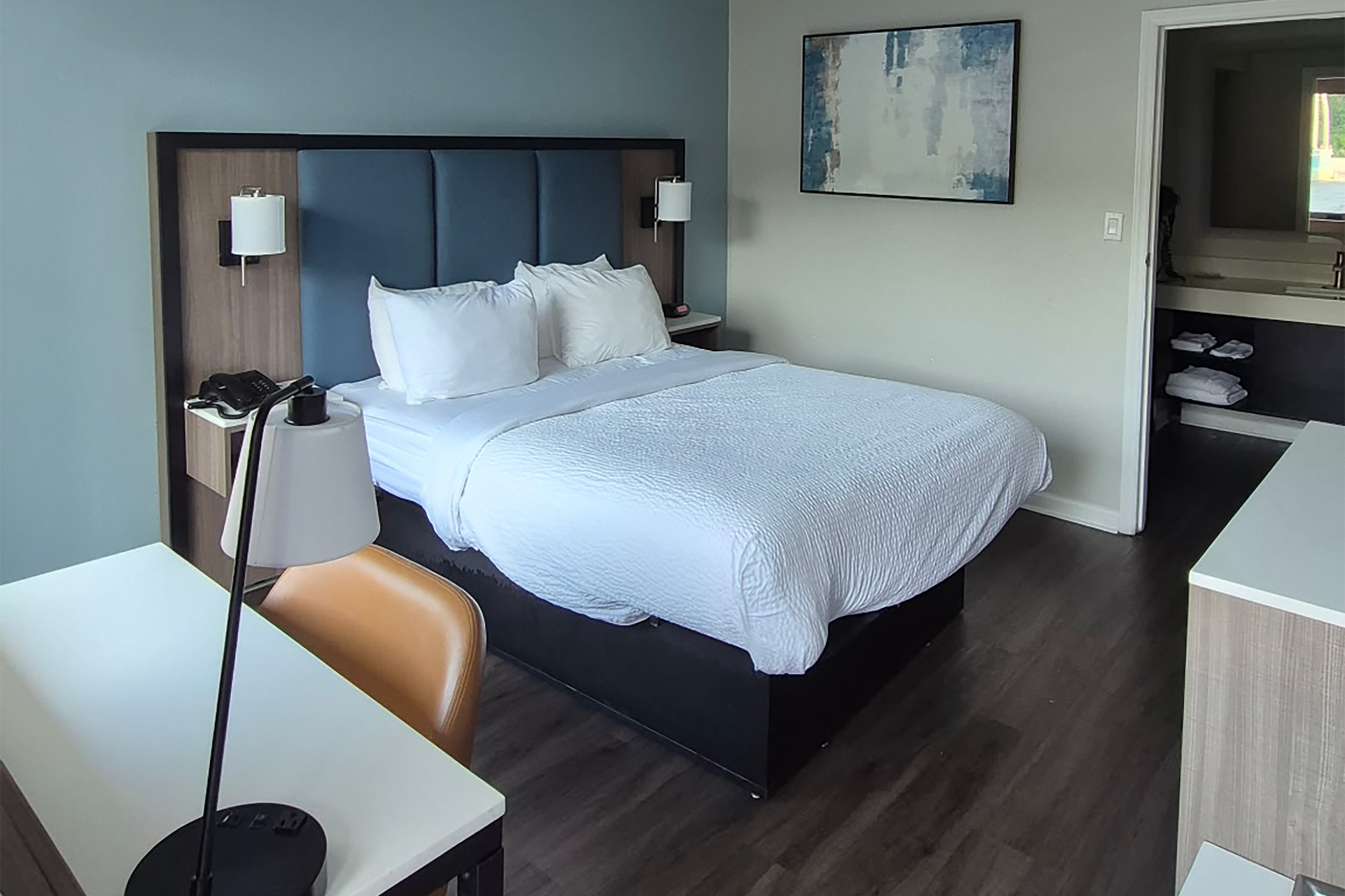 Guest room at the Baymont by Wyndham Pawleys Island in Pawleys Island, South Carolina