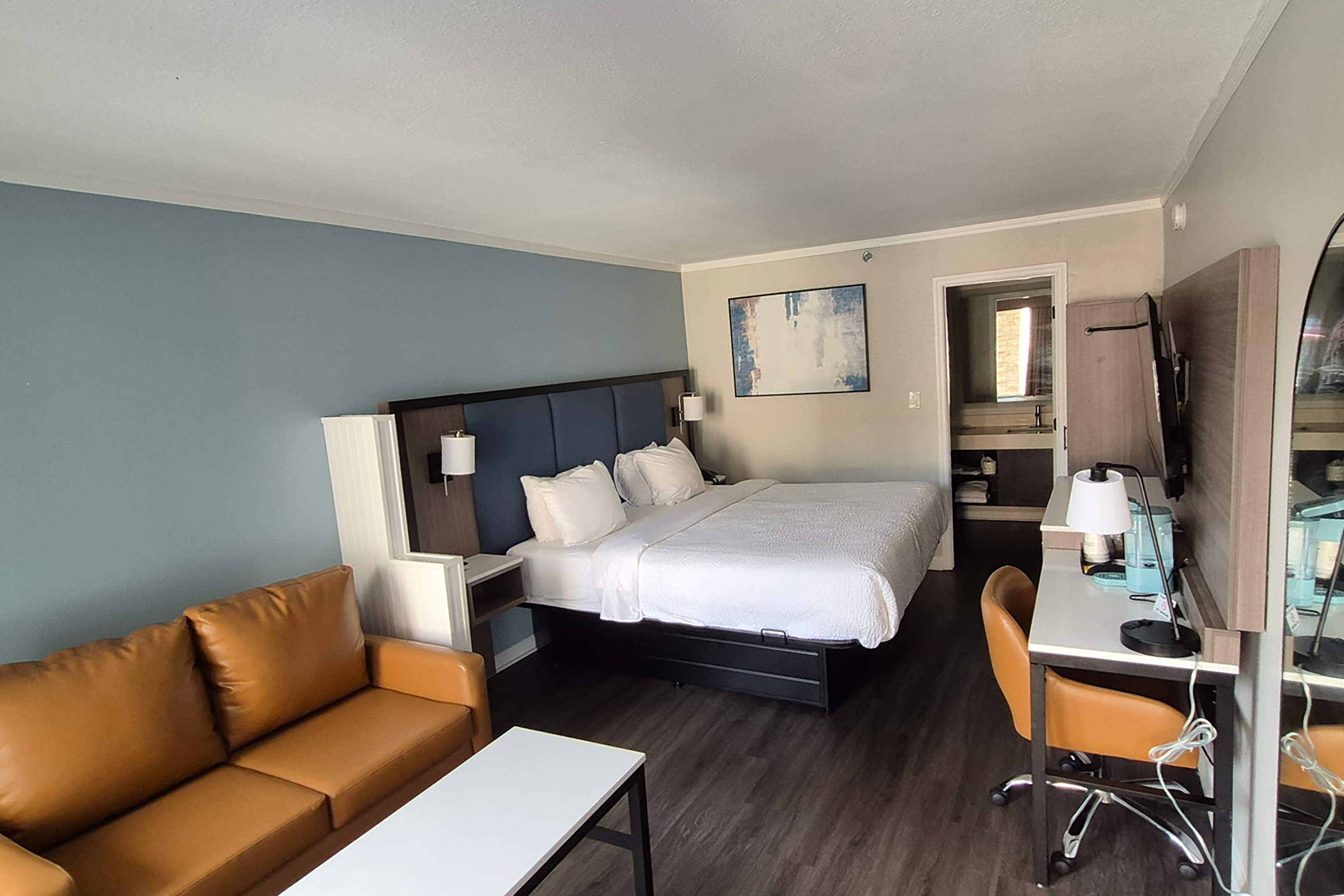 Guest room at the Baymont by Wyndham Pawleys Island in Pawleys Island, South Carolina