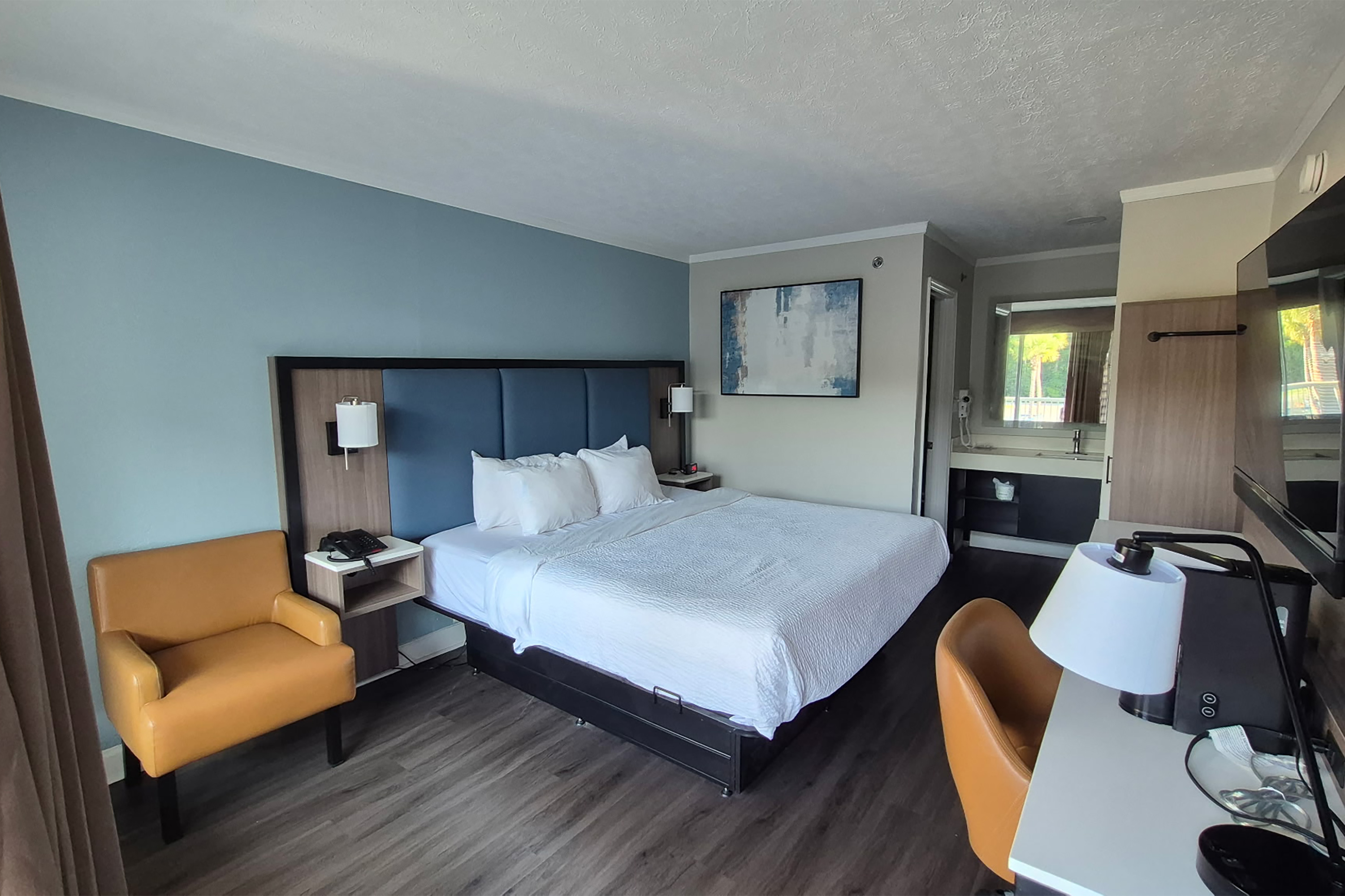 Guest room at the Baymont by Wyndham Pawleys Island in Pawleys Island, South Carolina