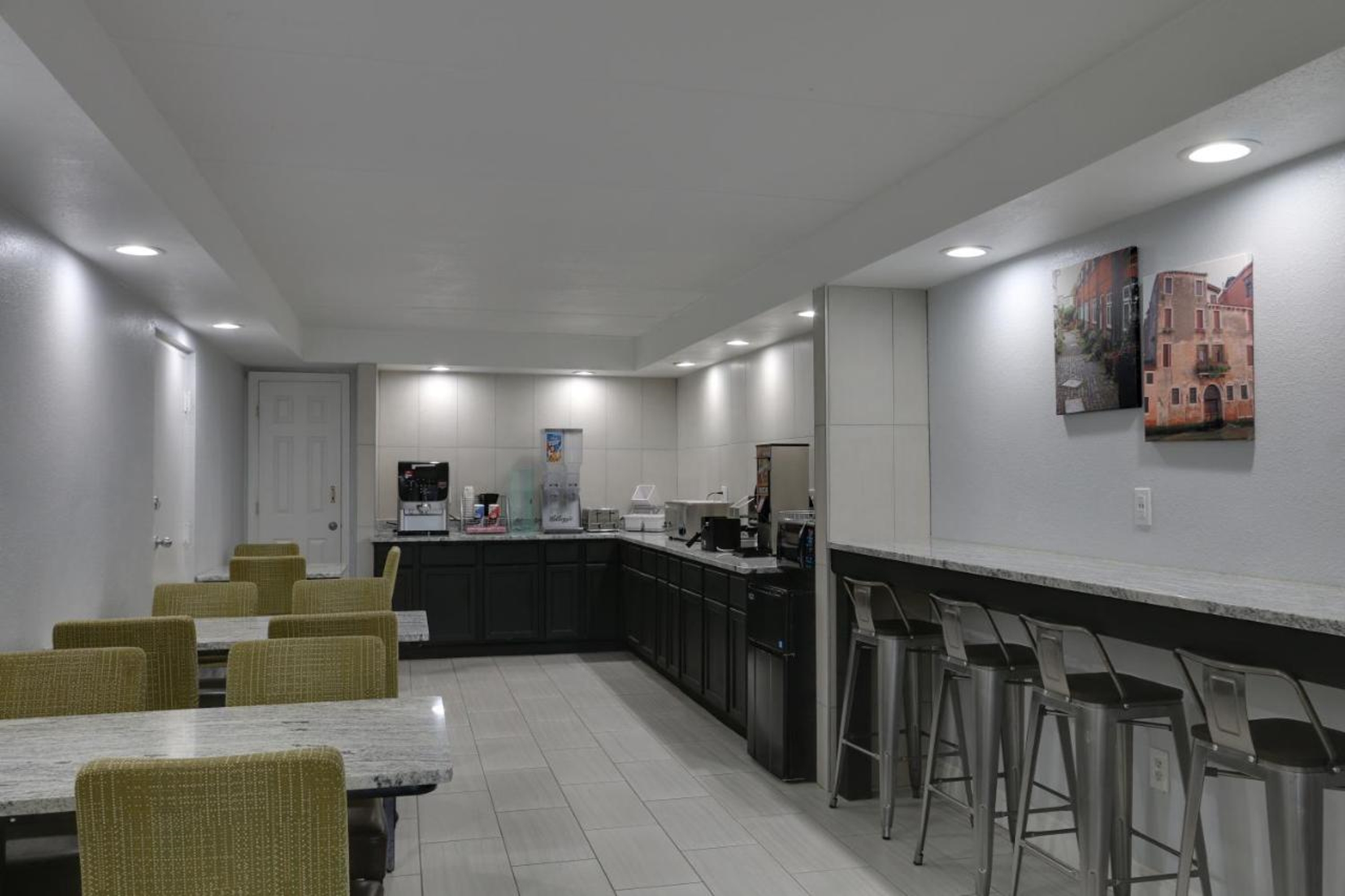 Baymont by Wyndham Ridgeland I-95 restaurant breakfast area with seating in Ridgeland, South Carolina