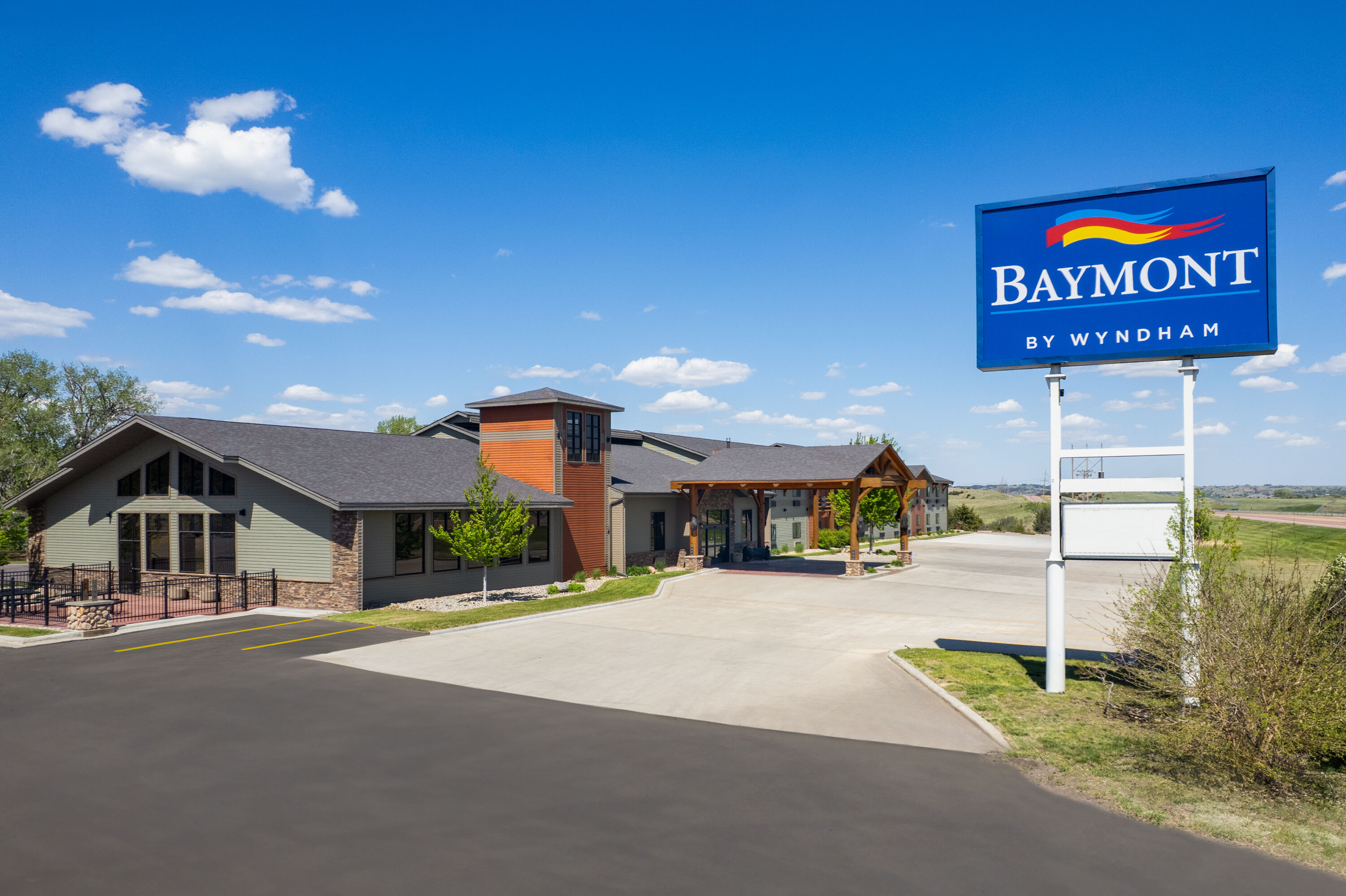 Exterior Day Image of Baymont by Wyndham Oacoma hotel in Oacoma, South Dakota