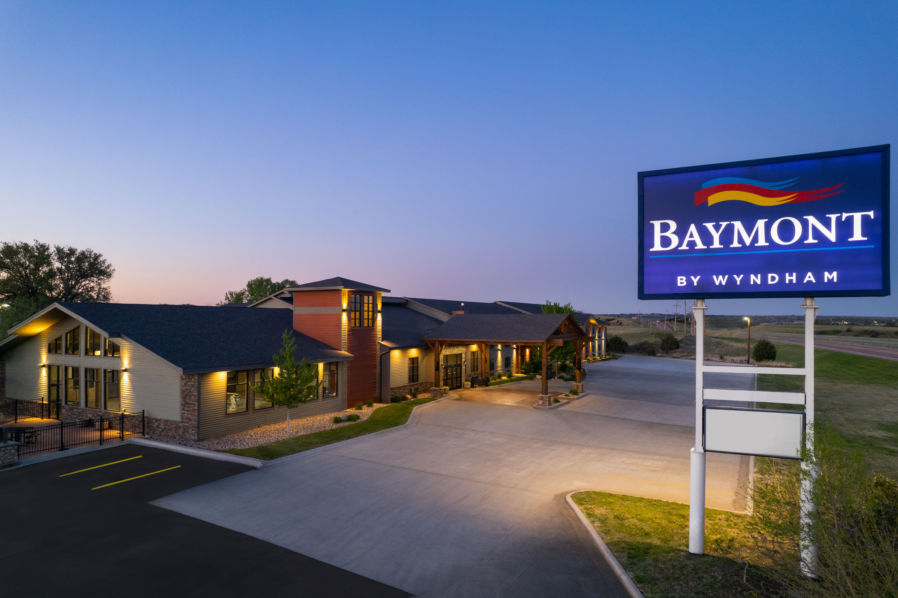 Exterior Dusk Image of Baymont by Wyndham Oacoma hotel in Oacoma, South Dakota