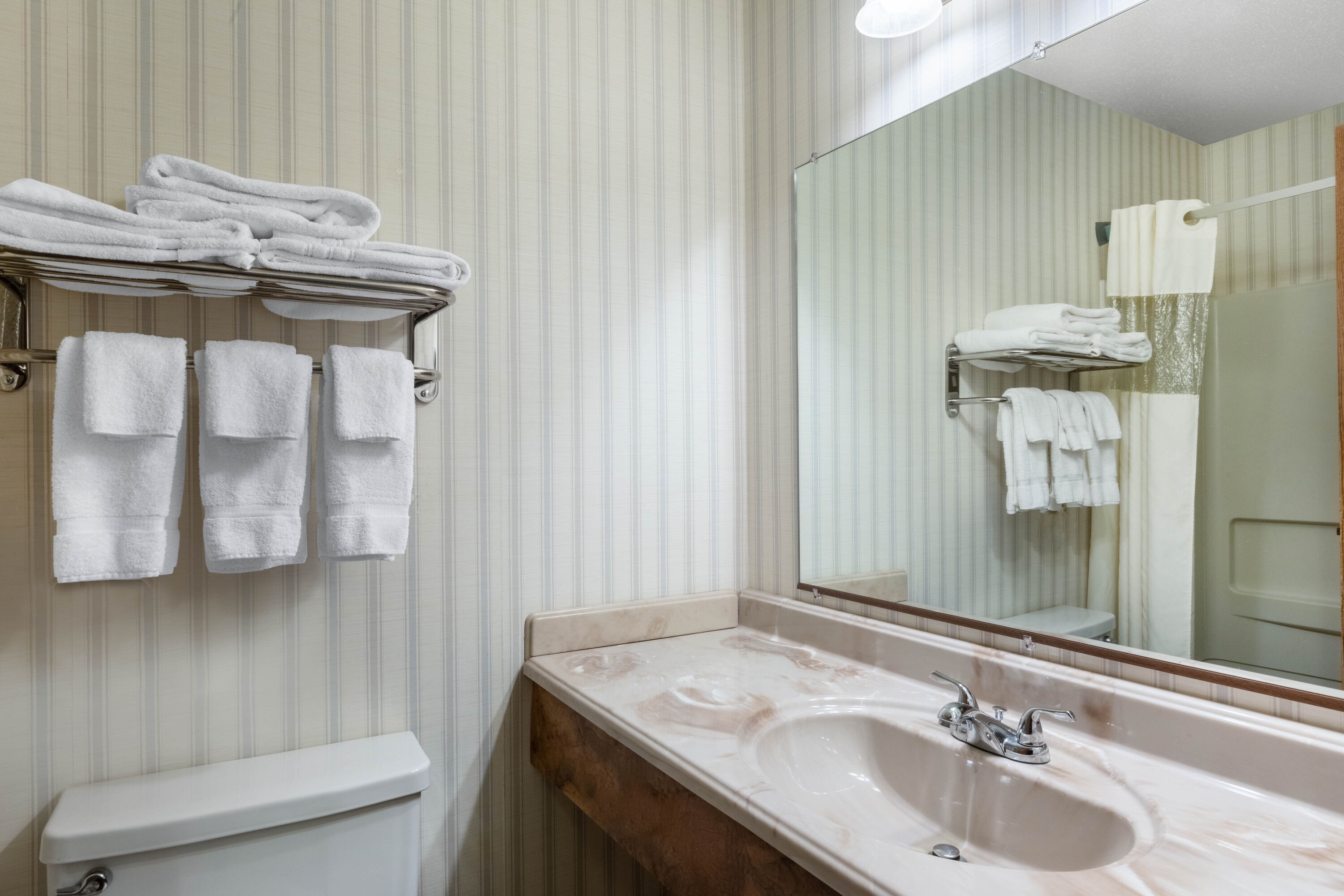 Guest room bath at the Baymont by Wyndham Spearfish in Spearfish, South Dakota