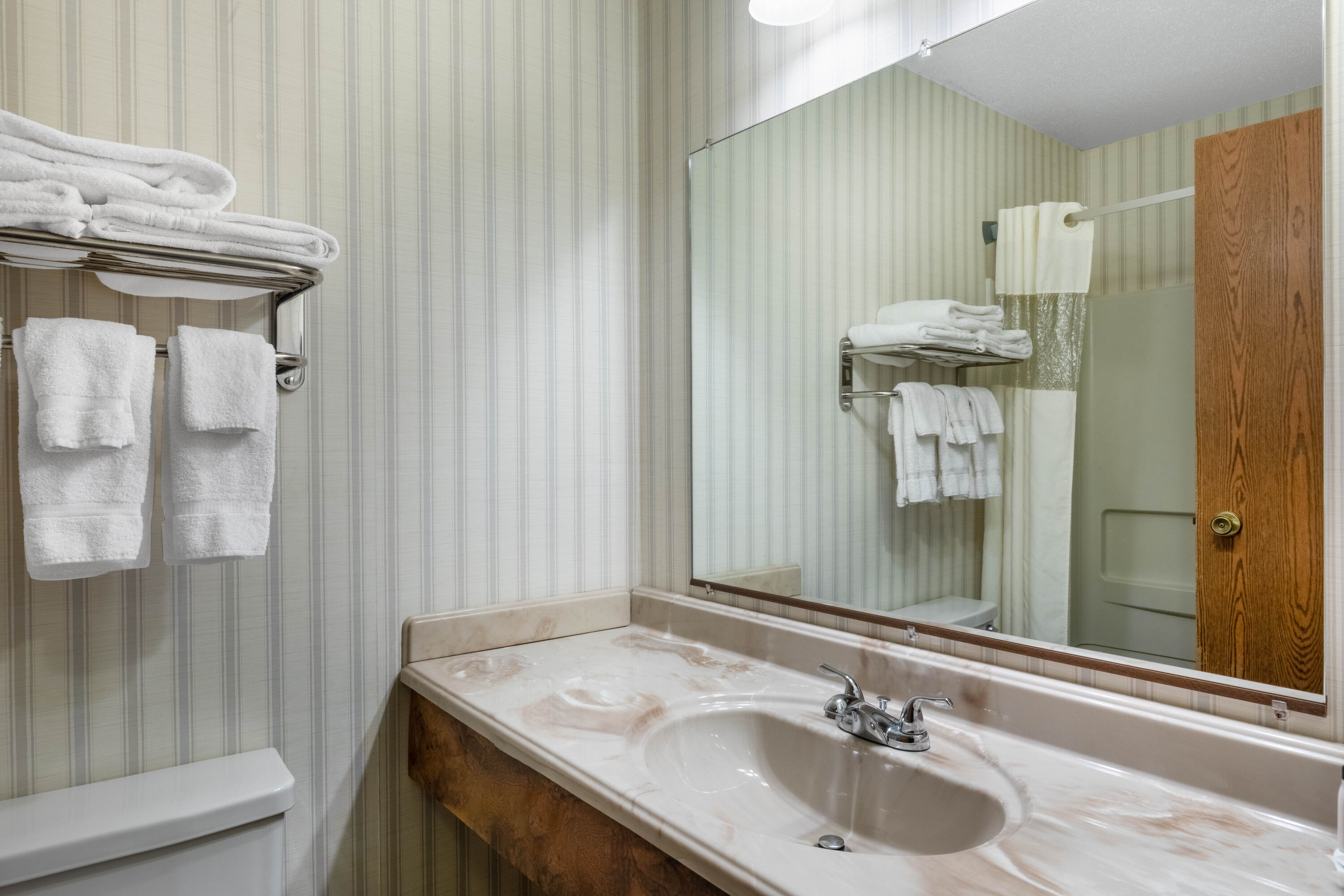 Guest room bath at the Baymont by Wyndham Spearfish in Spearfish, South Dakota