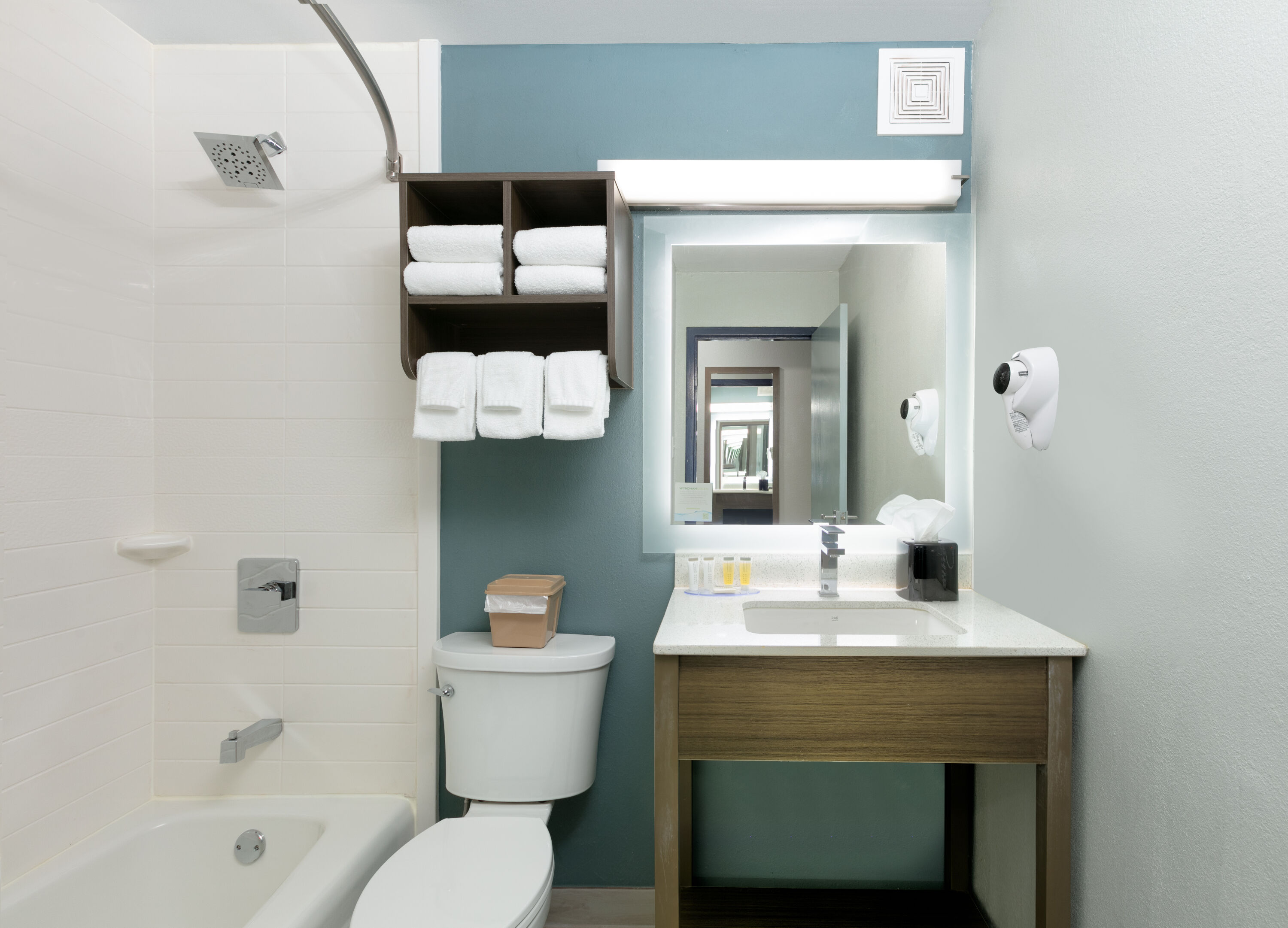 Guest room bath at the Baymont by Wyndham Chattanooga/Eastridge in East Ridge, Tennessee