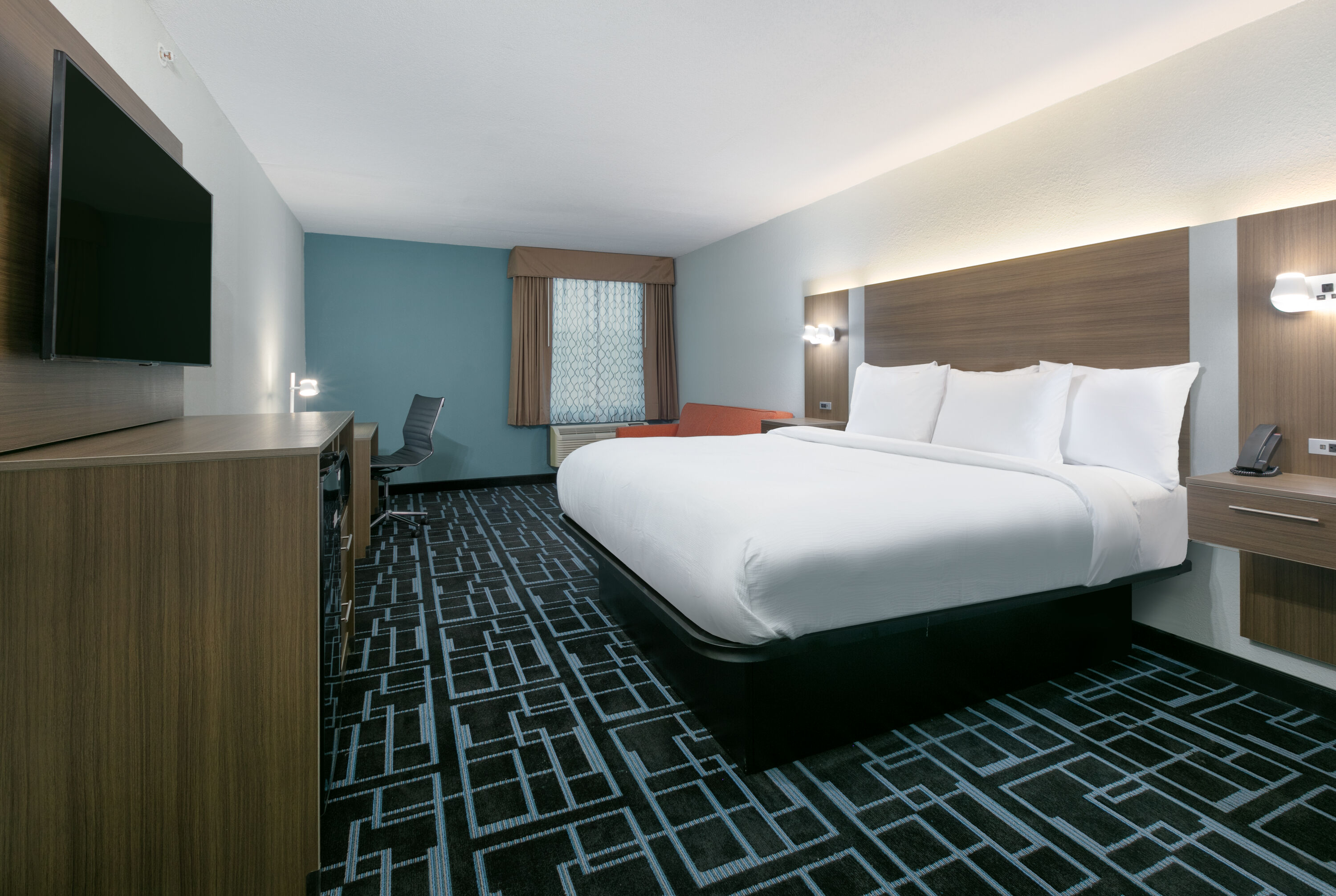 Guest room at the Baymont by Wyndham Chattanooga/Eastridge in East Ridge, Tennessee