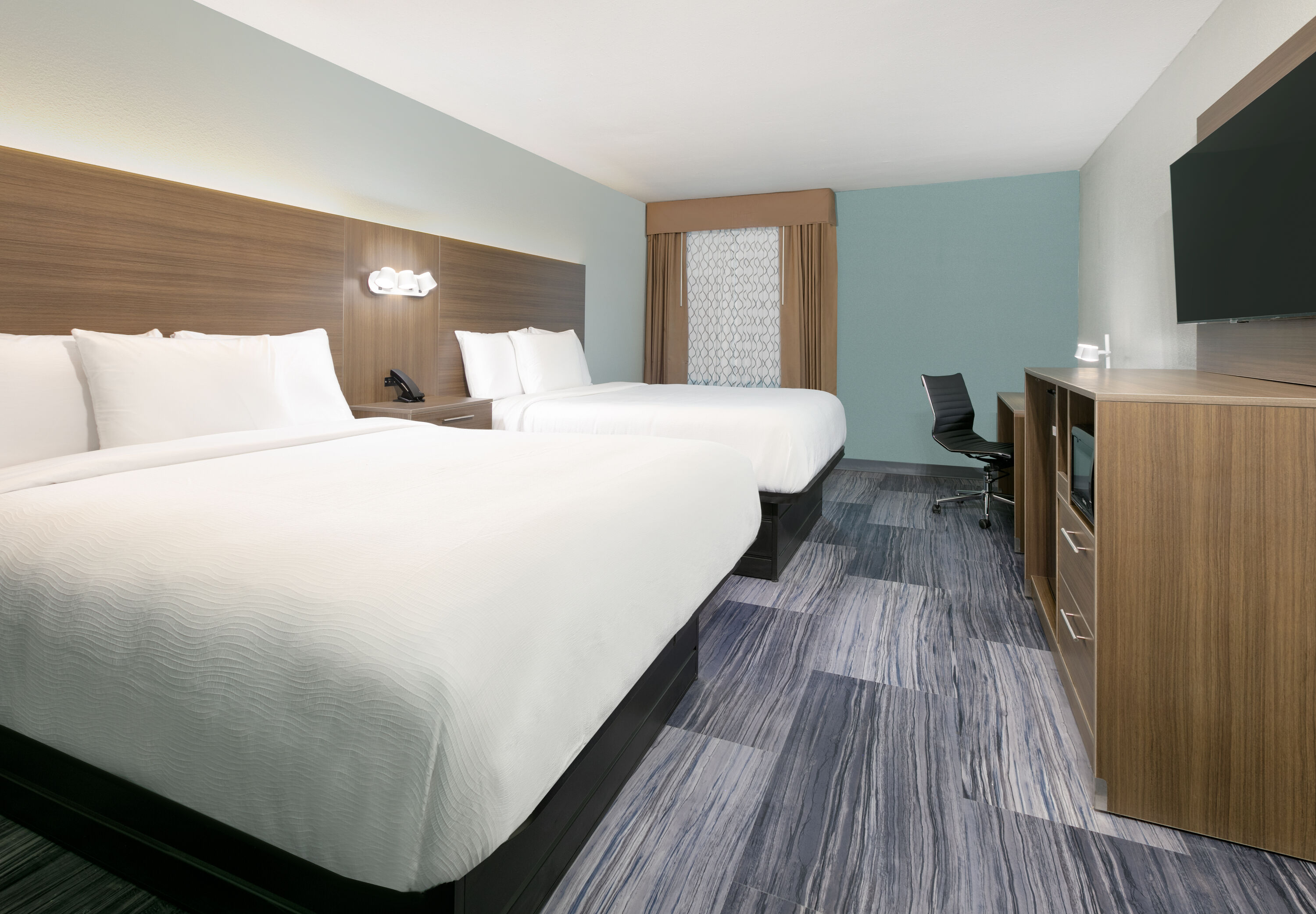 Guest room at the Baymont by Wyndham Chattanooga/Eastridge in East Ridge, Tennessee