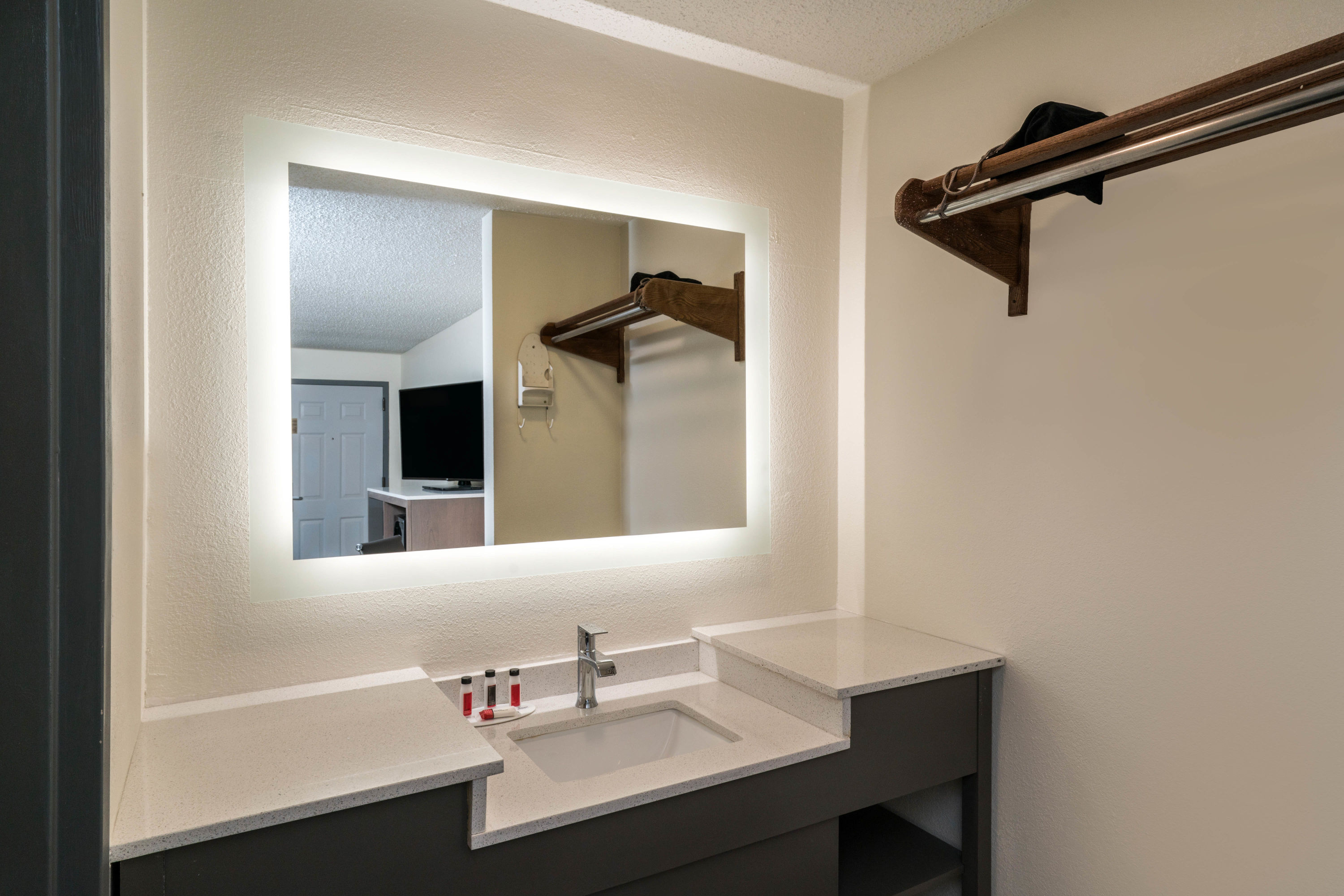 Guest room bath at the Baymont by Wyndham Franklin/Cool Springs in Franklin, Tennessee