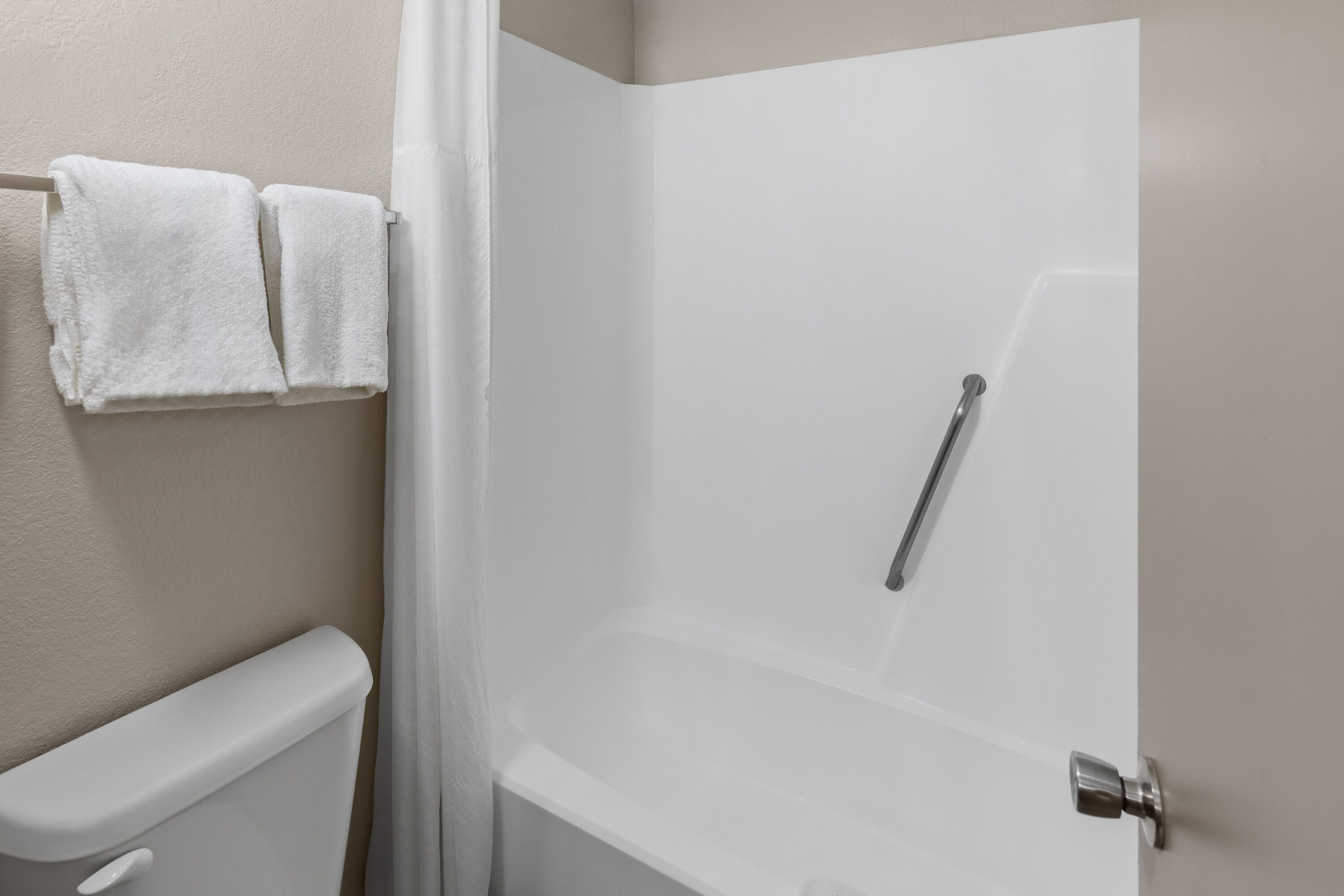Guest room bath at the Baymont by Wyndham Knoxville I-75 in Knoxville, Tennessee
