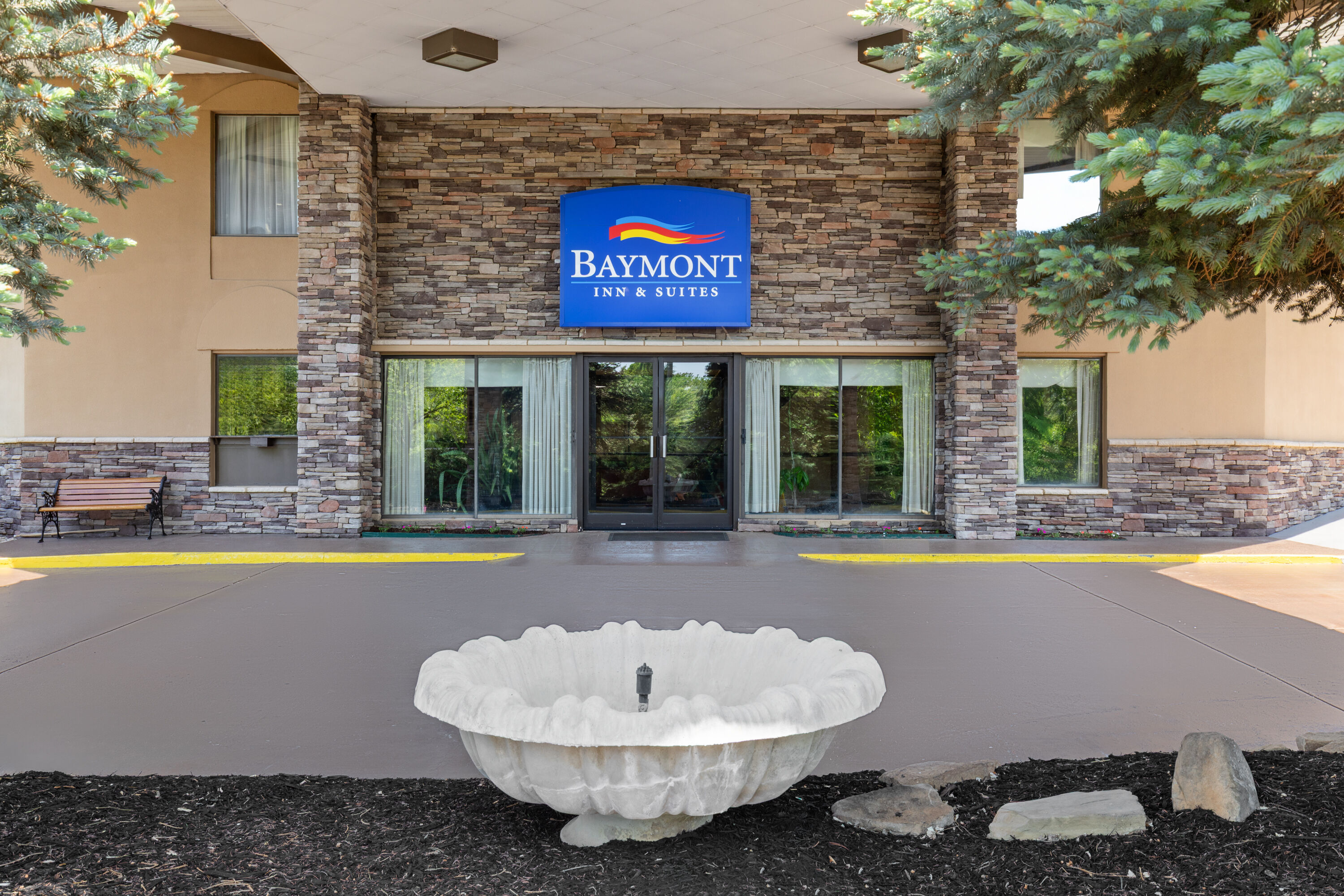 Exterior Day Image of Baymont by Wyndham Knoxville I-75 hotel in Knoxville, Tennessee