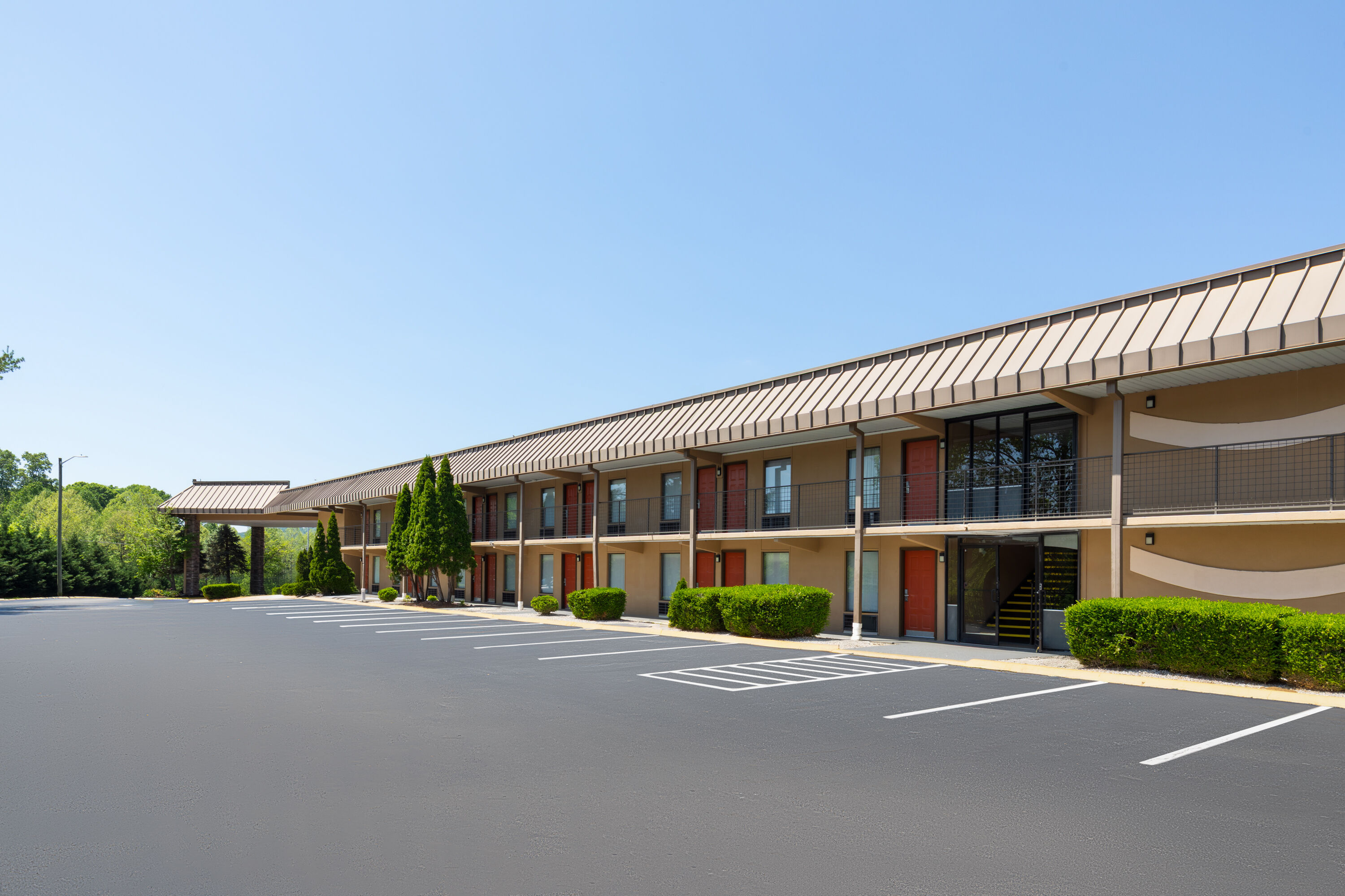 Exterior Day Image of Baymont by Wyndham Knoxville I-75 hotel in Knoxville, Tennessee