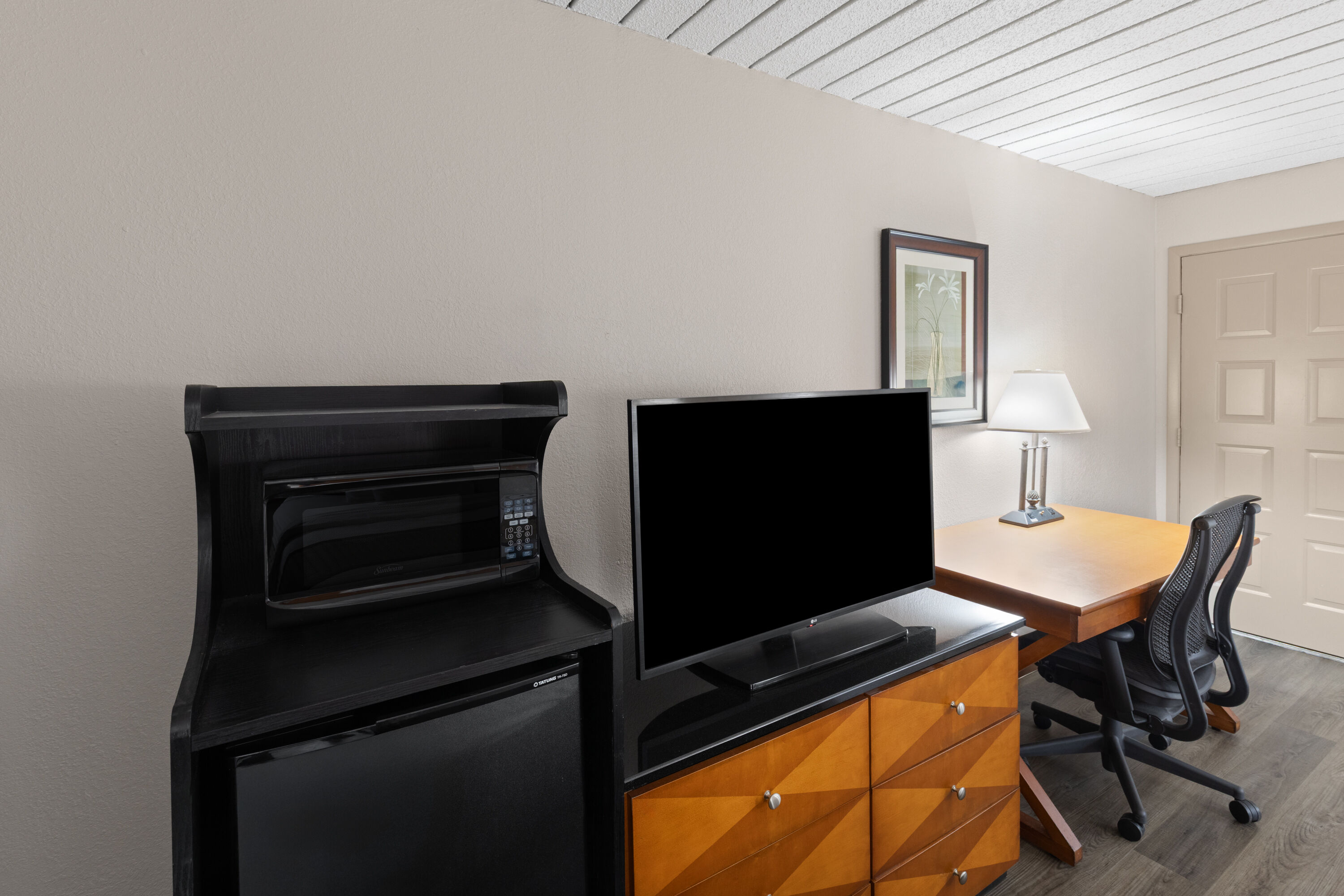 Guest room at the Baymont by Wyndham Knoxville I-75 in Knoxville, Tennessee