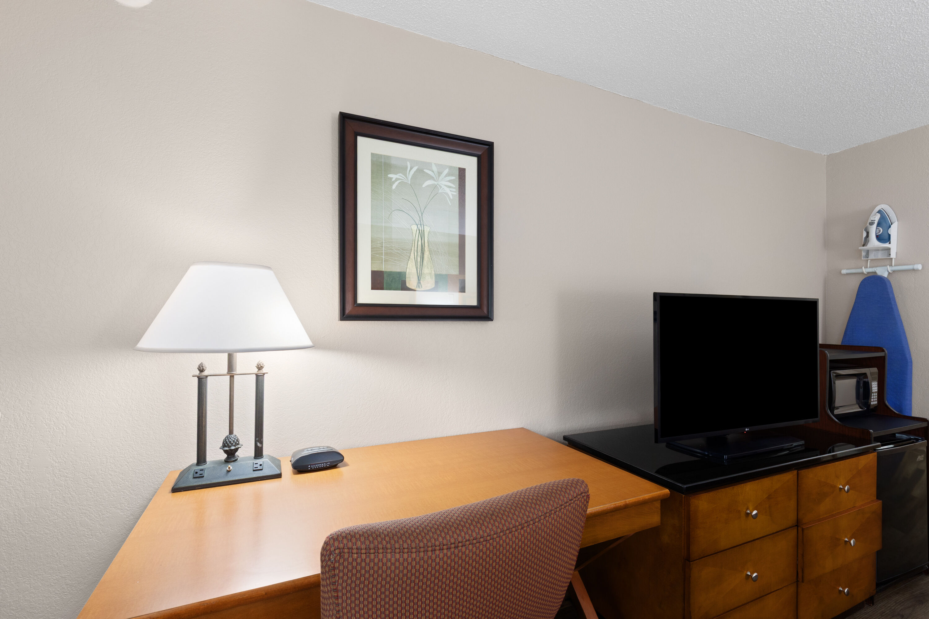 Guest room at the Baymont by Wyndham Knoxville I-75 in Knoxville, Tennessee