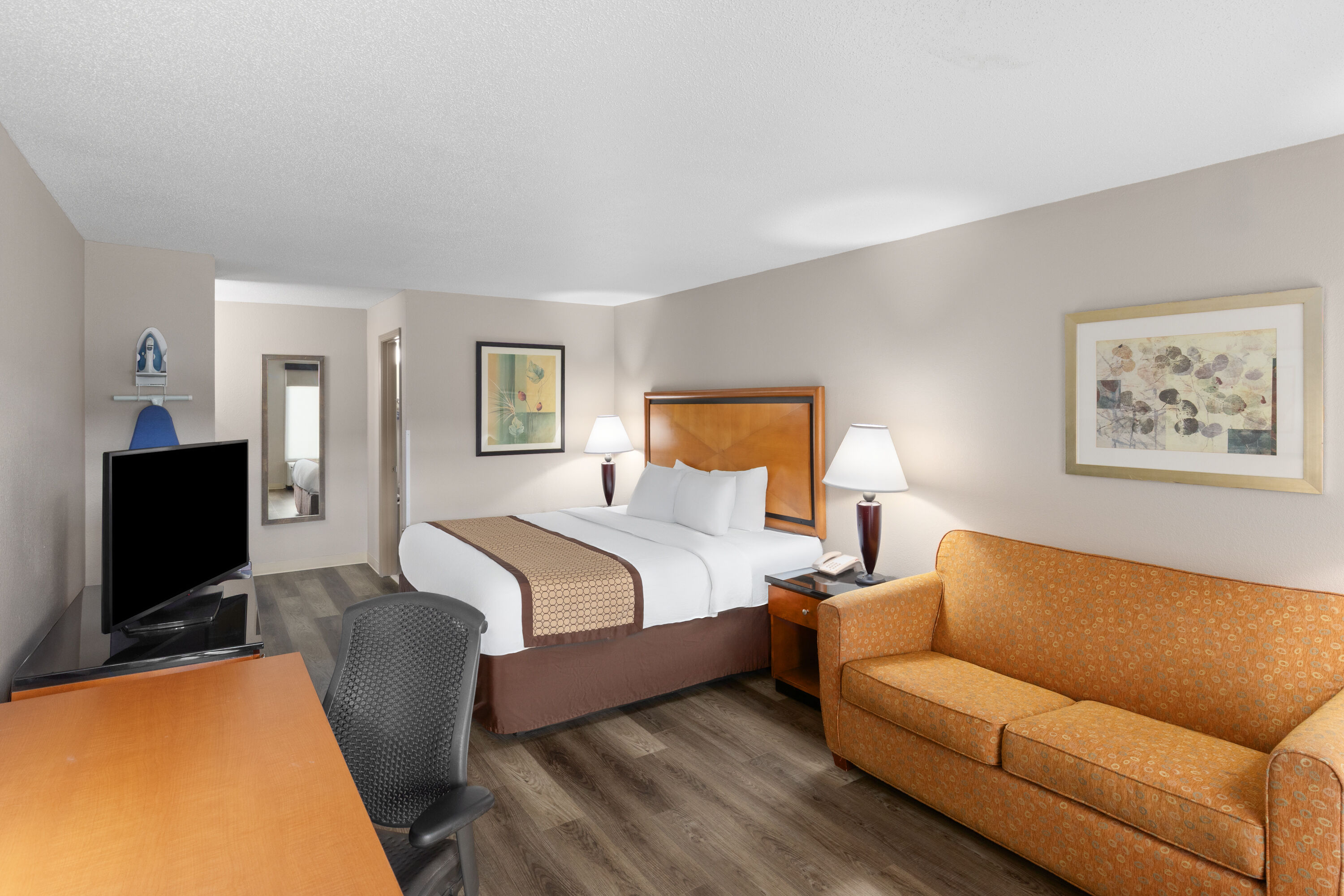 Guest room at the Baymont by Wyndham Knoxville I-75 in Knoxville, Tennessee