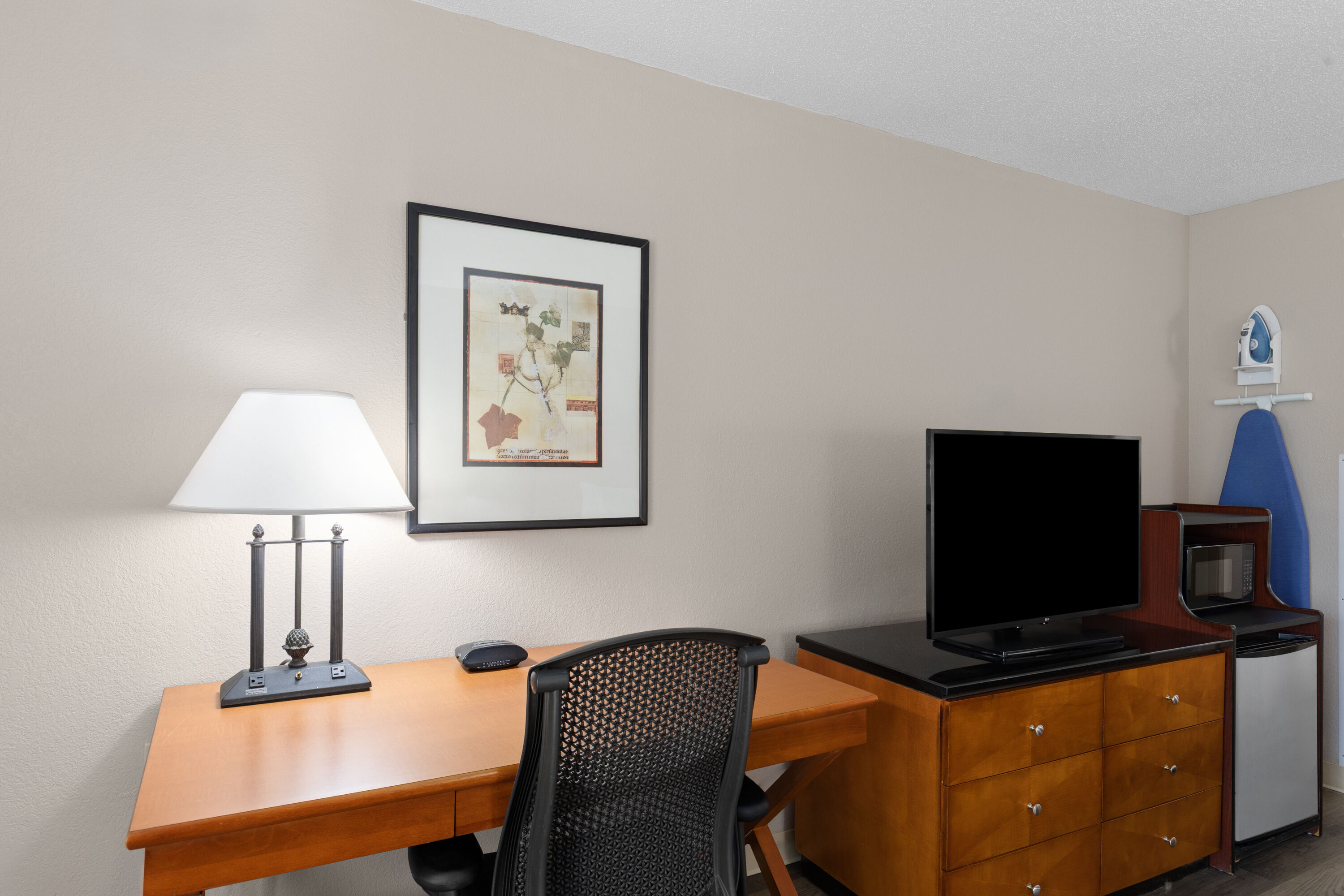 Guest room at the Baymont by Wyndham Knoxville I-75 in Knoxville, Tennessee