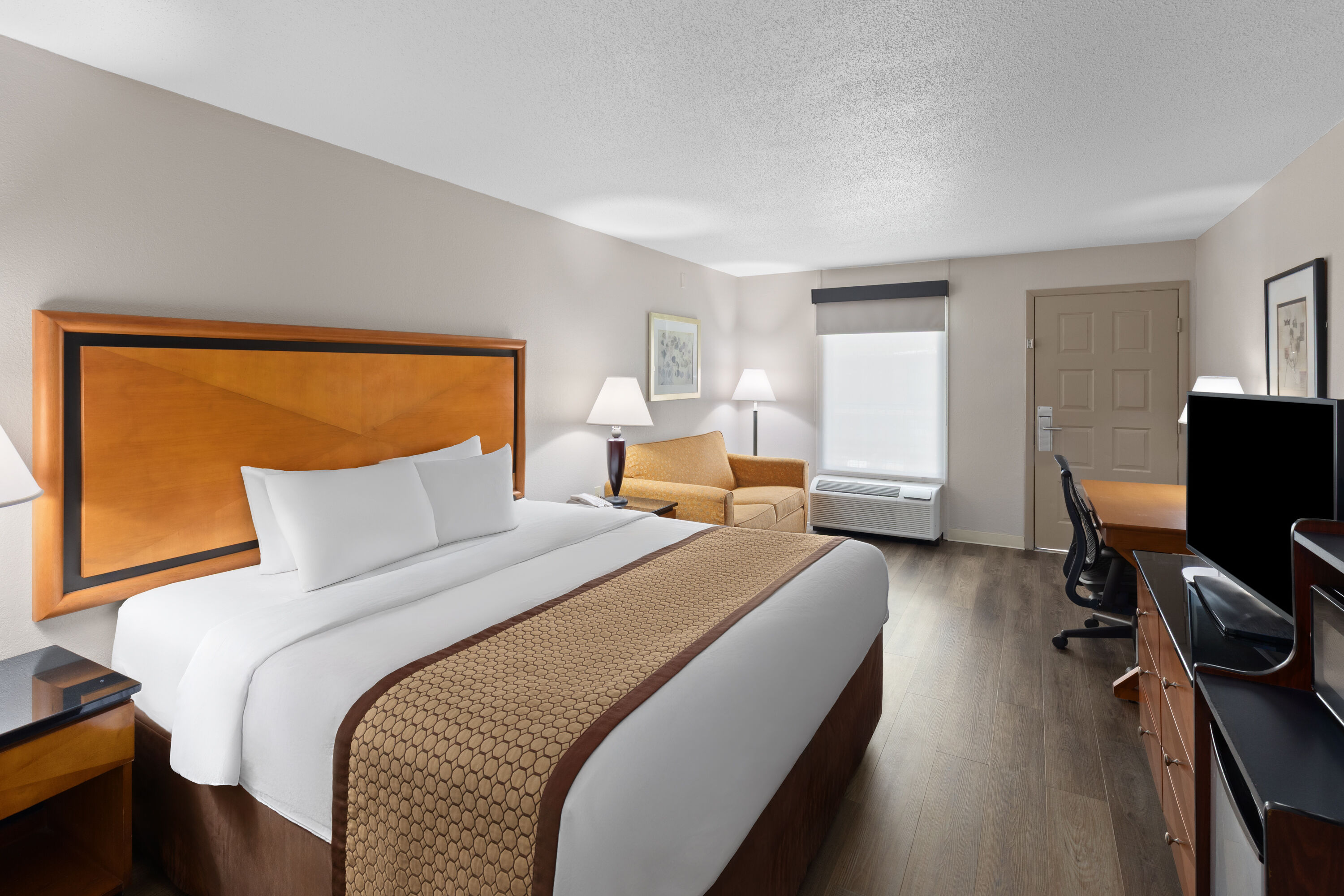 Guest room at the Baymont by Wyndham Knoxville I-75 in Knoxville, Tennessee