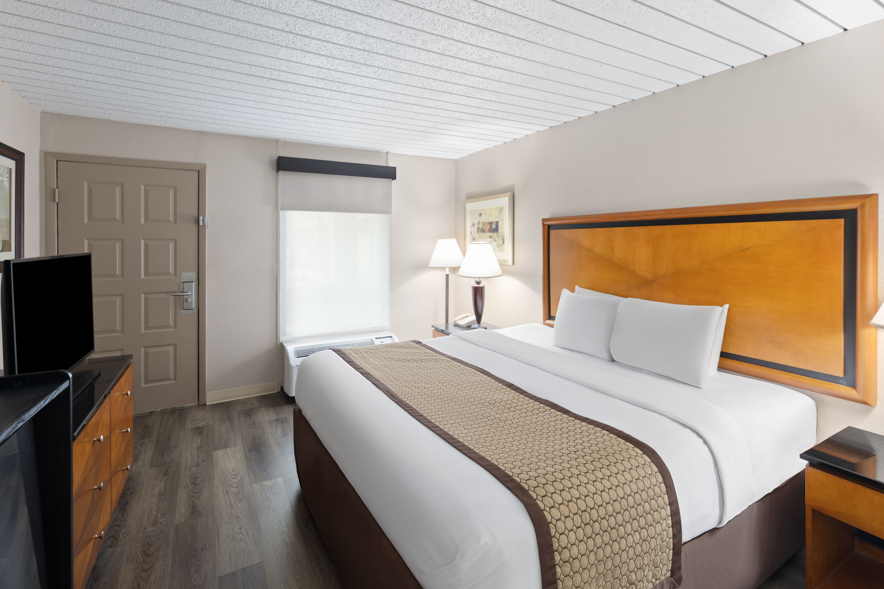 Guest room at the Baymont by Wyndham Knoxville I-75 in Knoxville, Tennessee