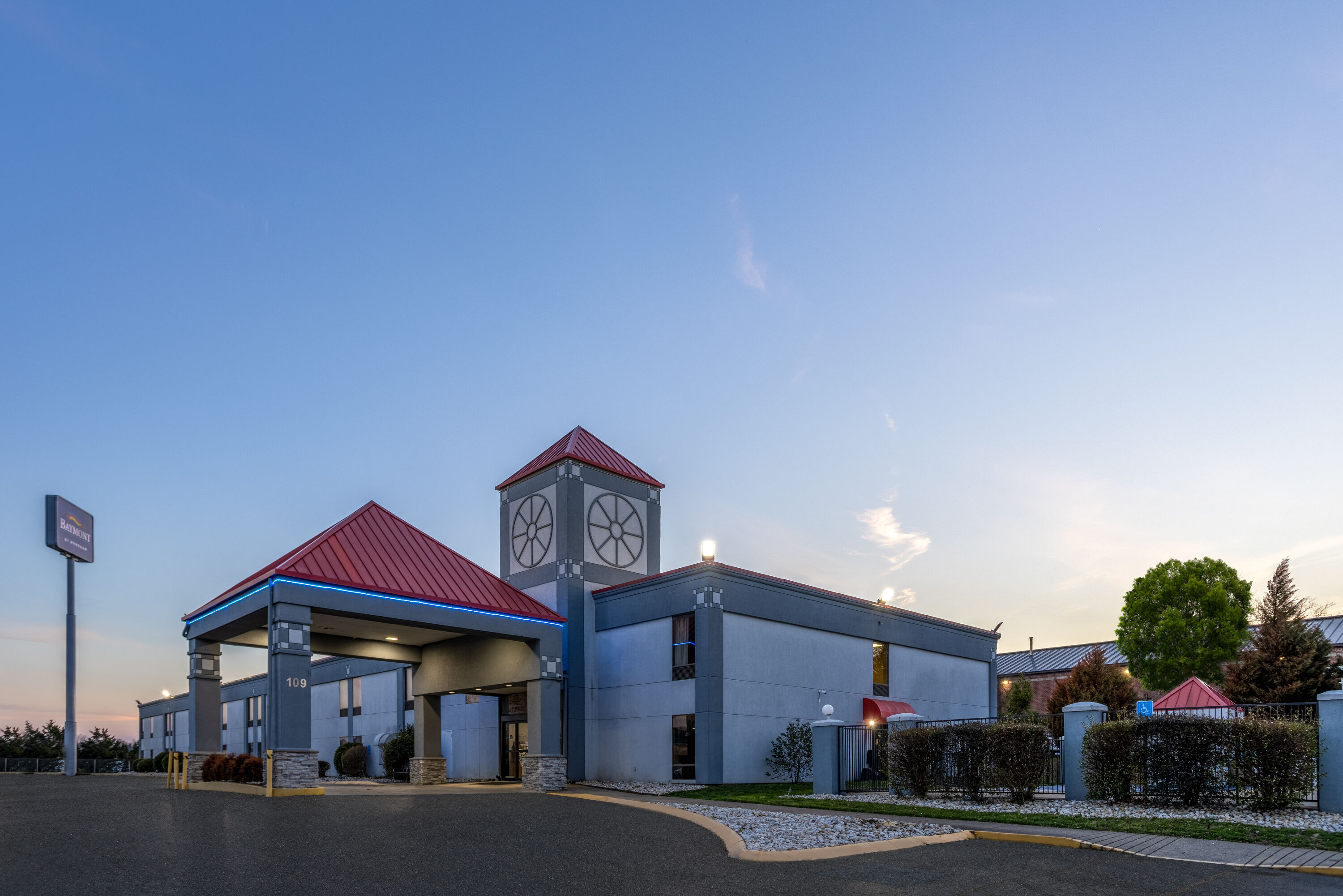 Exterior Dusk Image of Baymont by Wyndham La Vergne/Nashville I-24 East hotel in La Vergne, Tennessee