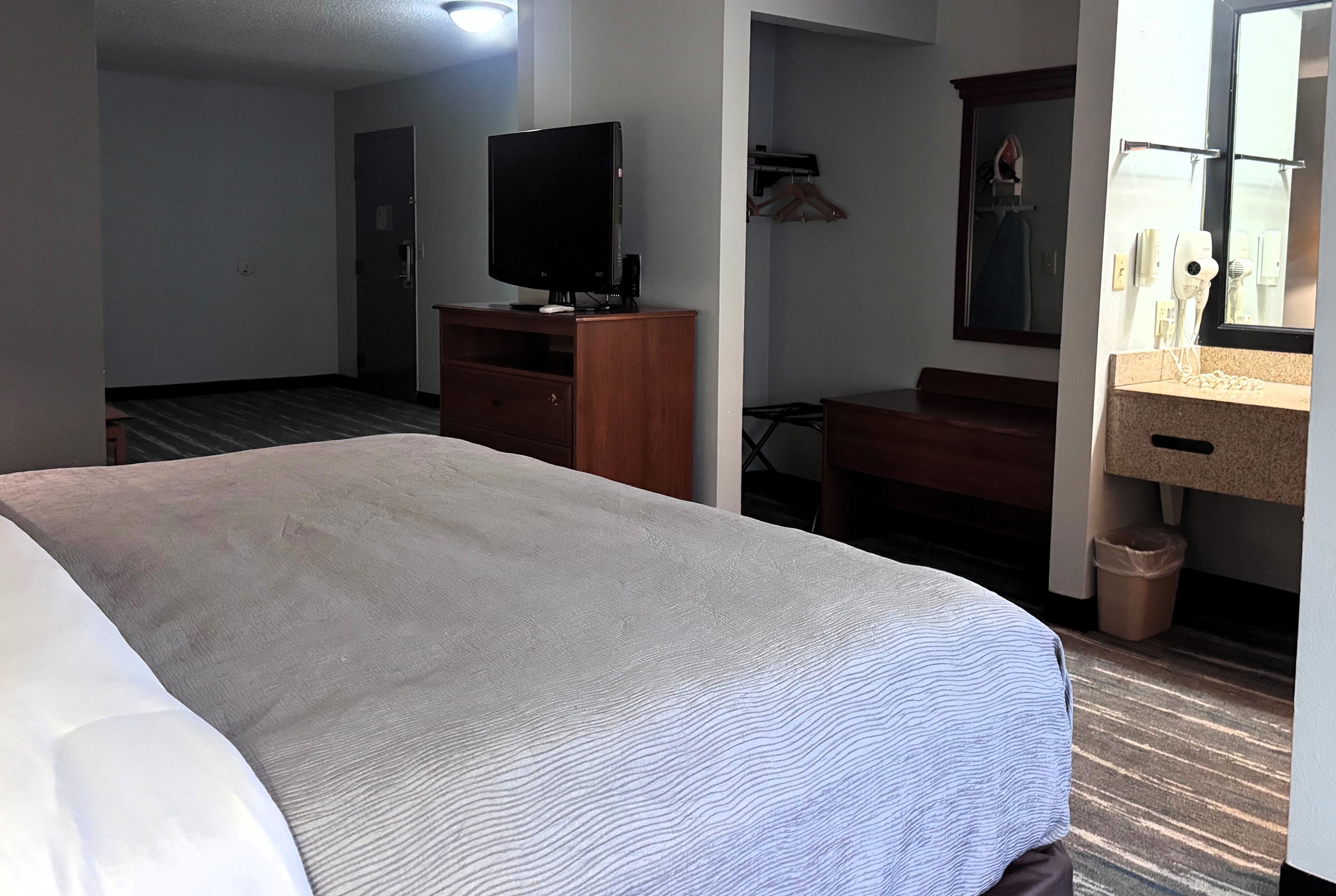 Guest room at the Baymont by Wyndham Memphis I-40 in Memphis, Tennessee