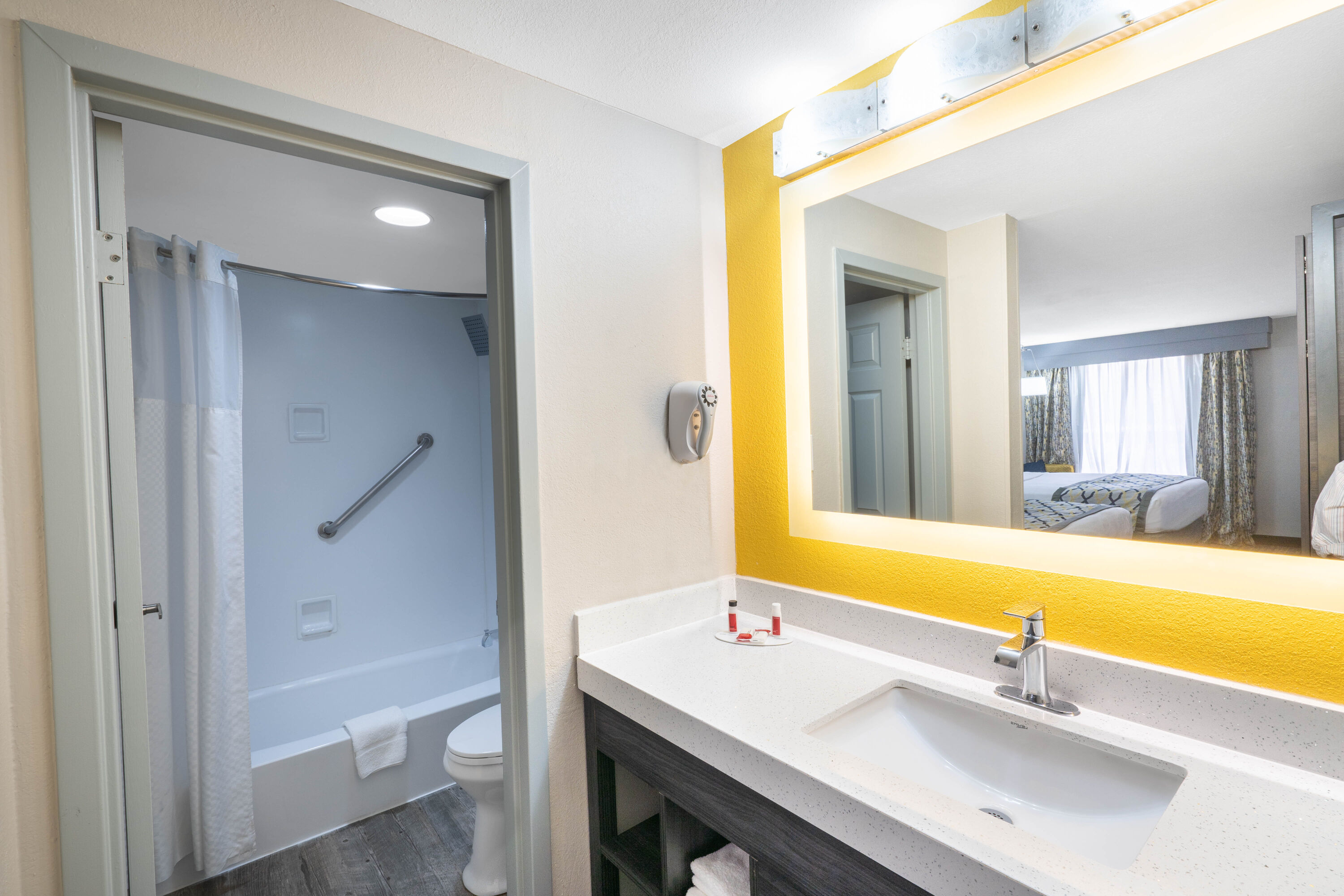 Guest room bath at the Baymont by Wyndham Murfreesboro in Murfreesboro, Tennessee