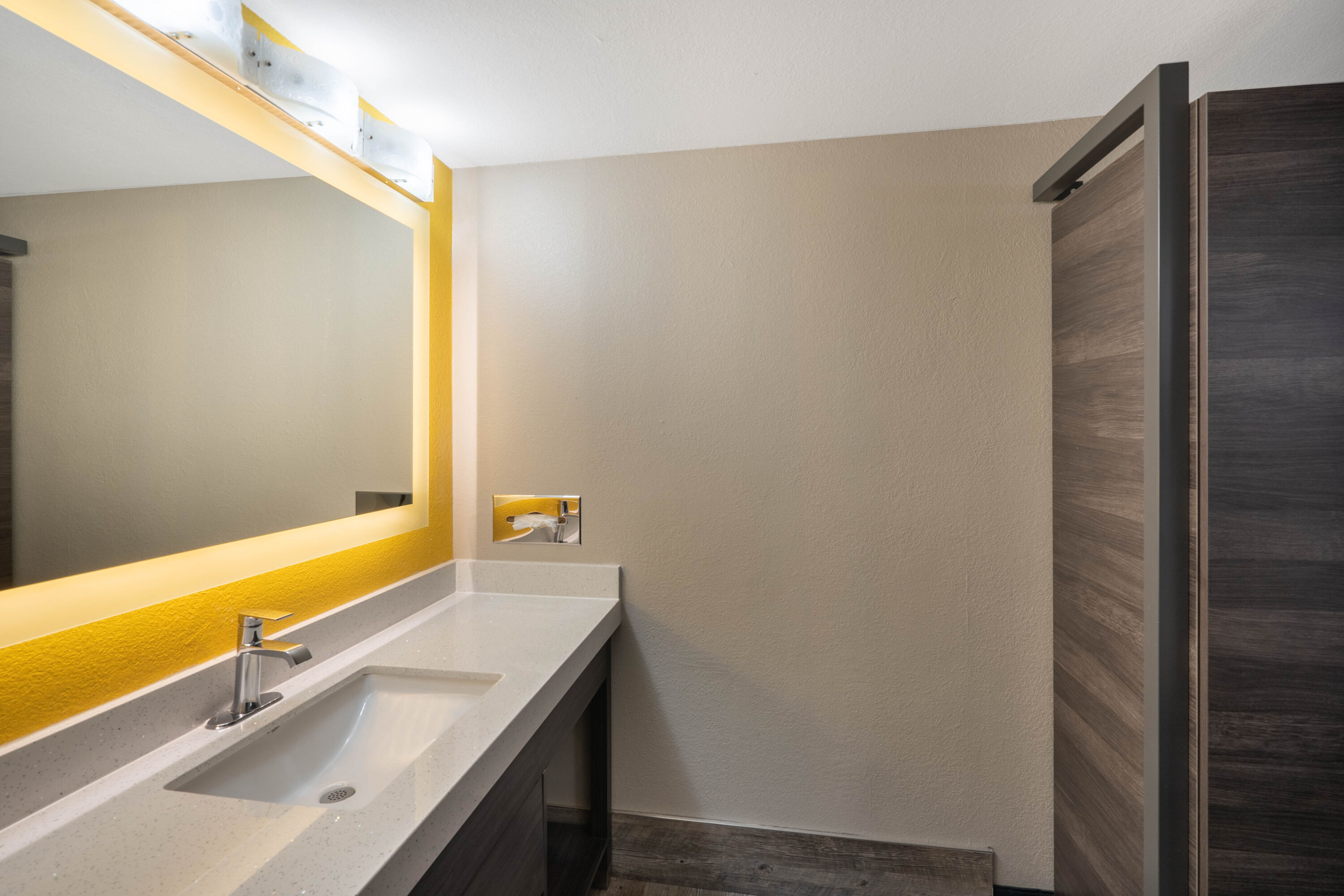 Guest room bath at the Baymont by Wyndham Murfreesboro in Murfreesboro, Tennessee