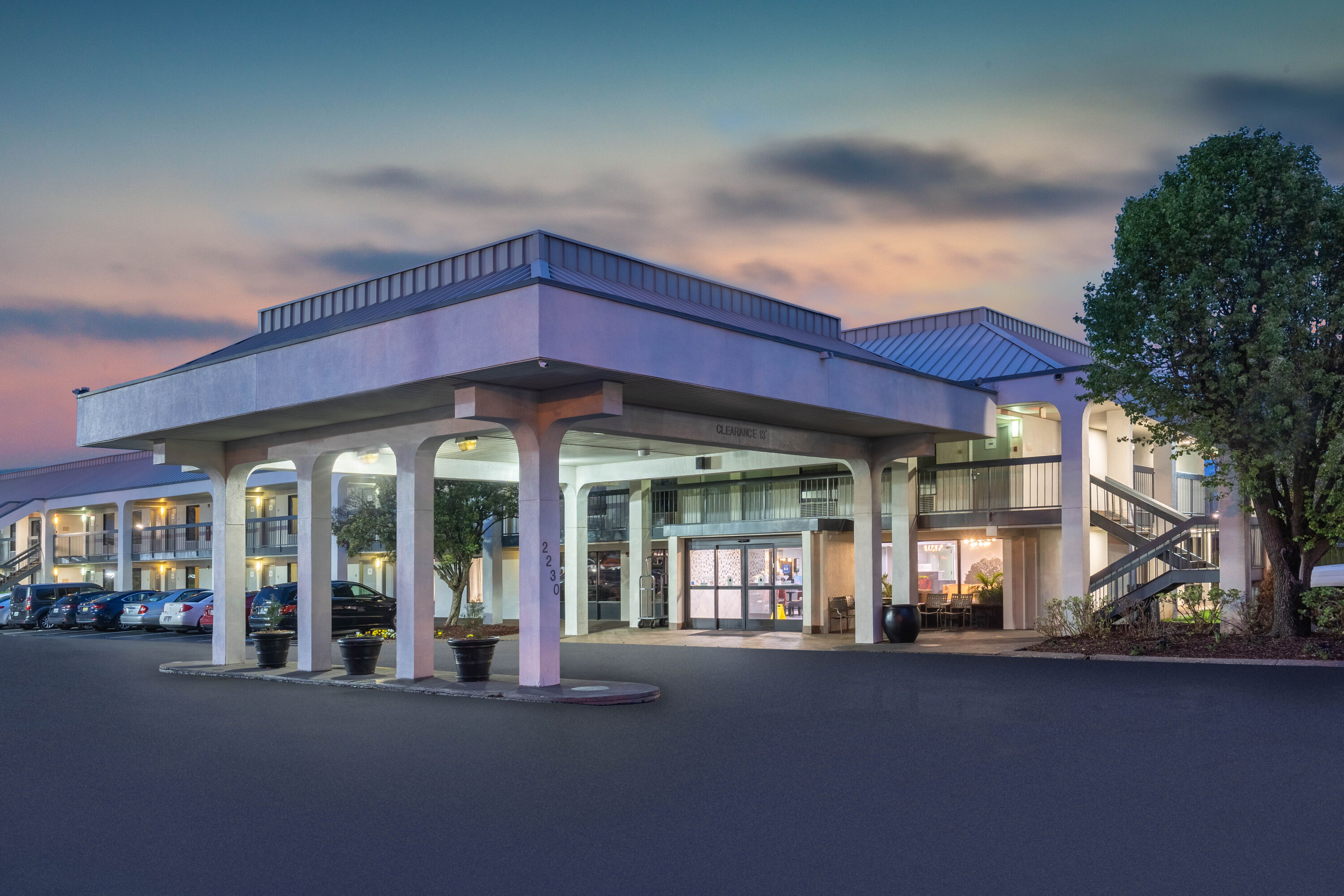 Exterior Dusk Image of Baymont by Wyndham Murfreesboro hotel in Murfreesboro, Tennessee
