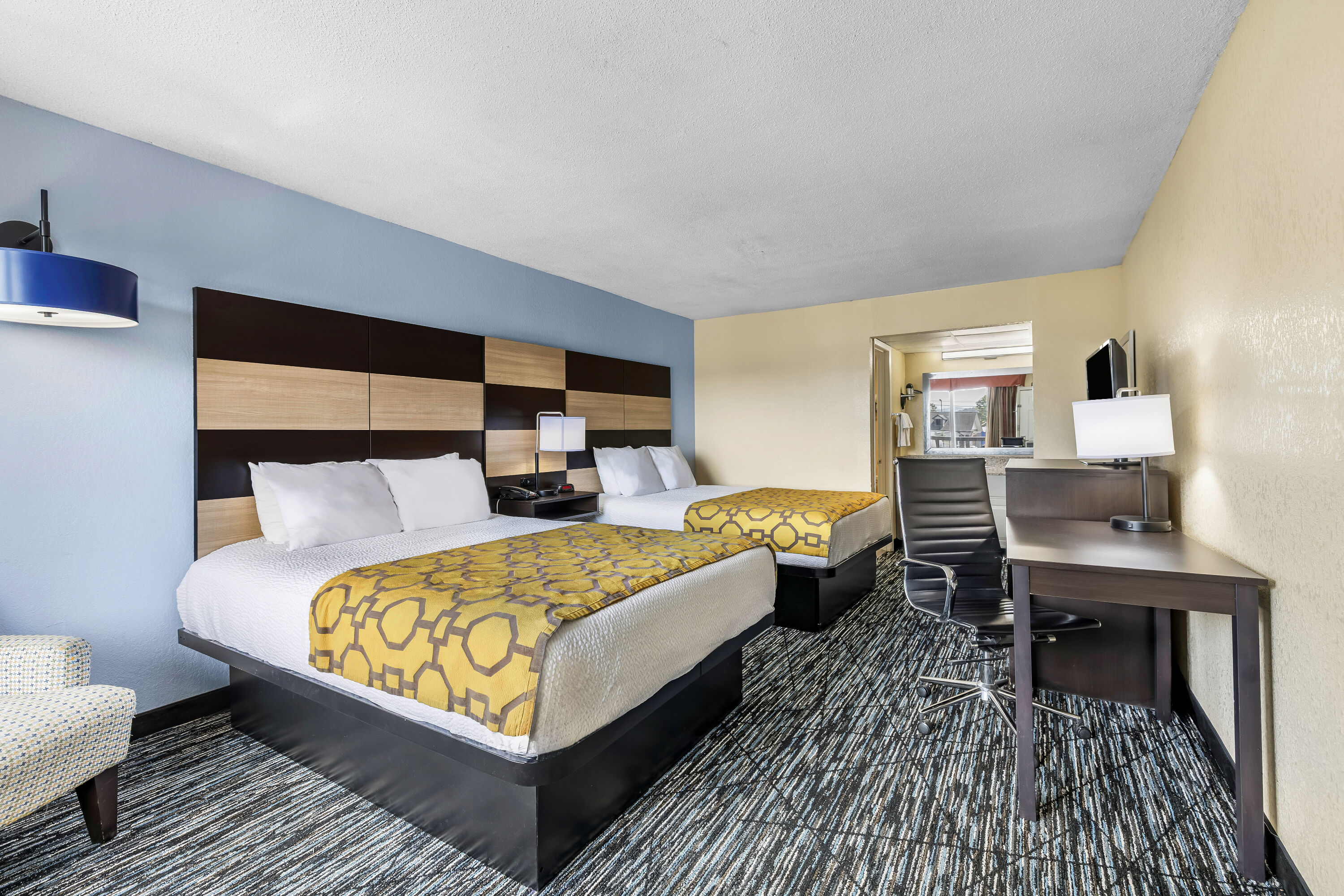 Queen bed guest room at the Baymont by Wyndham Sevierville Pigeon Forge in Sevierville, Tennessee
