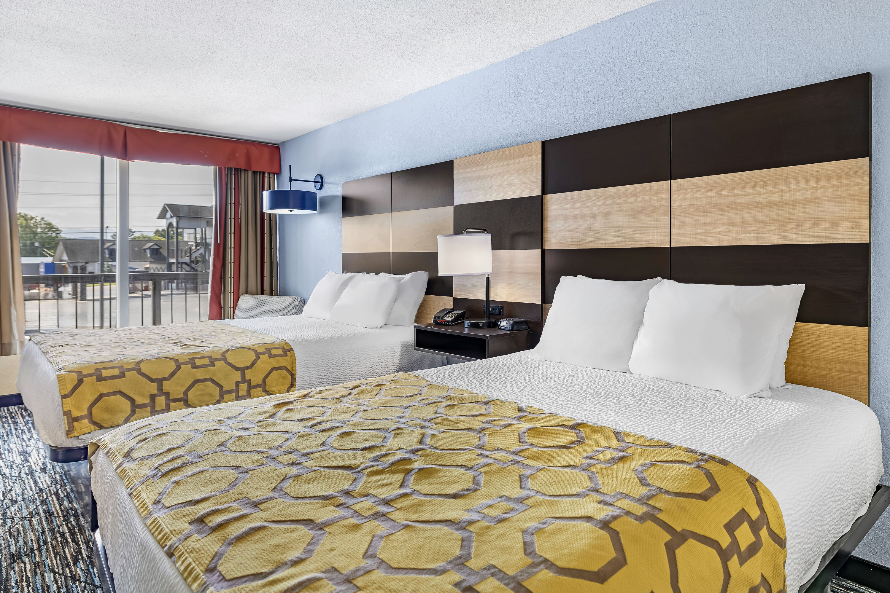 Queen bed guest room at the Baymont by Wyndham Sevierville Pigeon Forge in Sevierville, Tennessee