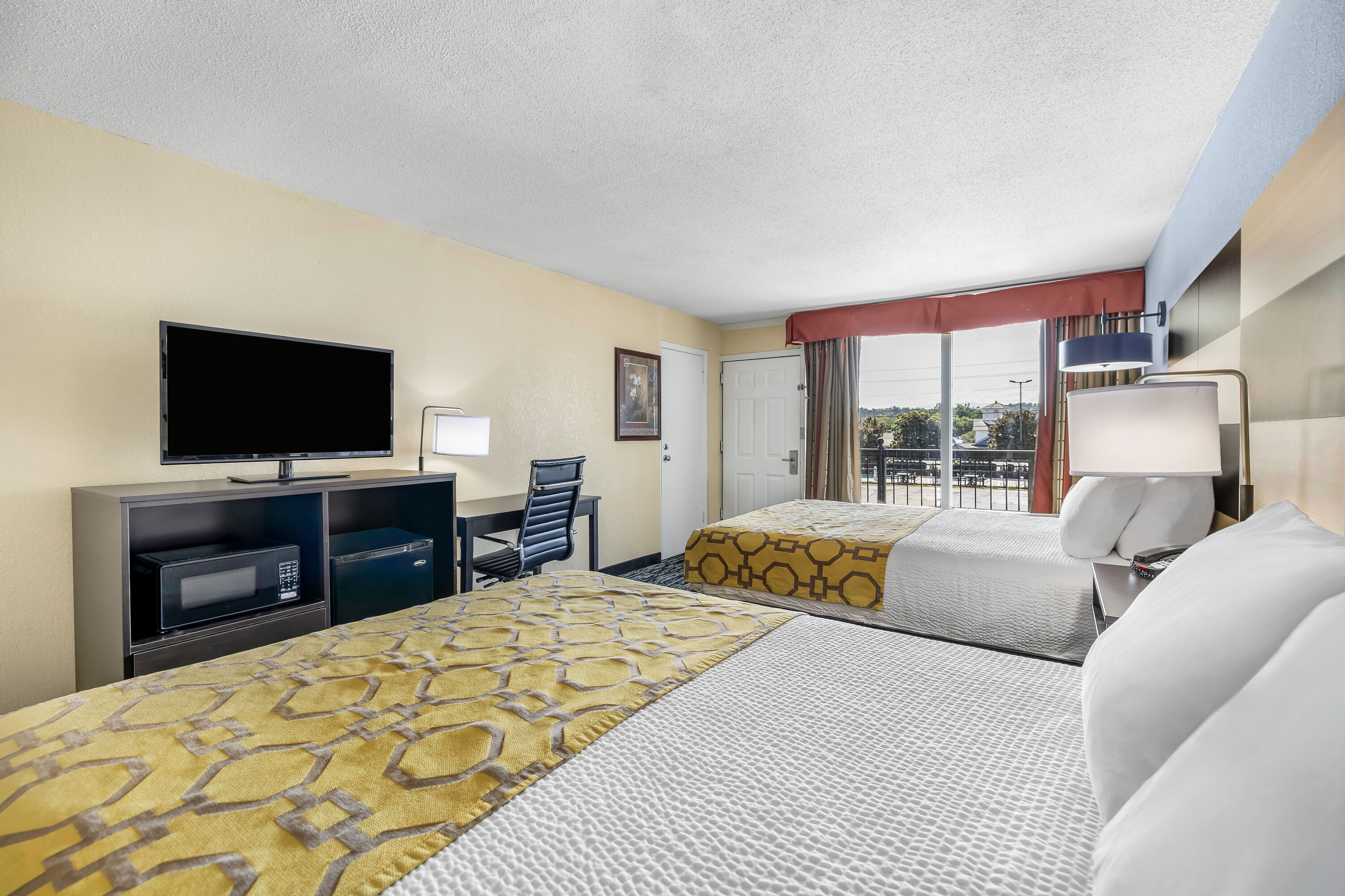 Queen bed guest room at the Baymont by Wyndham Sevierville Pigeon Forge in Sevierville, Tennessee