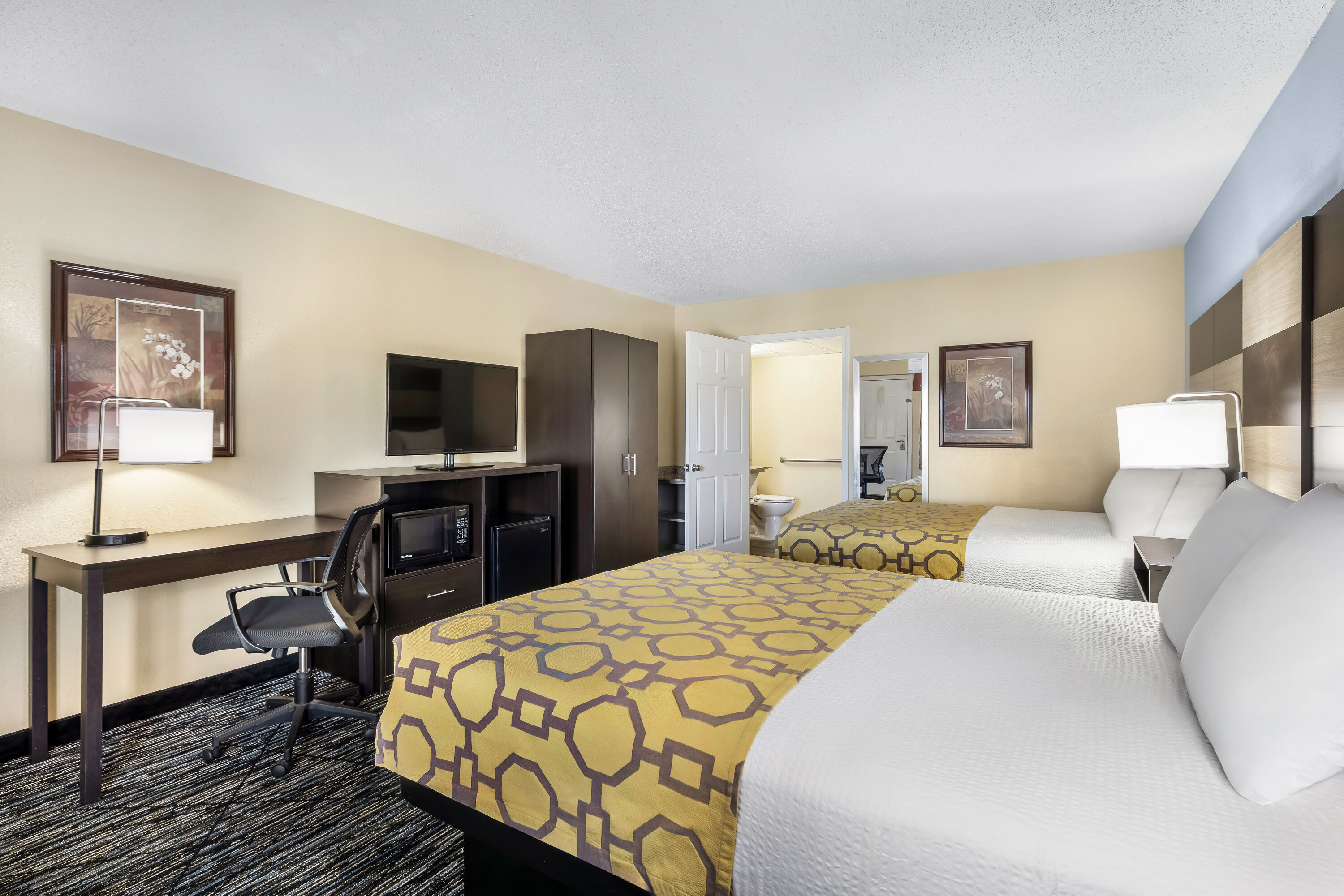 Queen bed guest room at the Baymont by Wyndham Sevierville Pigeon Forge in Sevierville, Tennessee