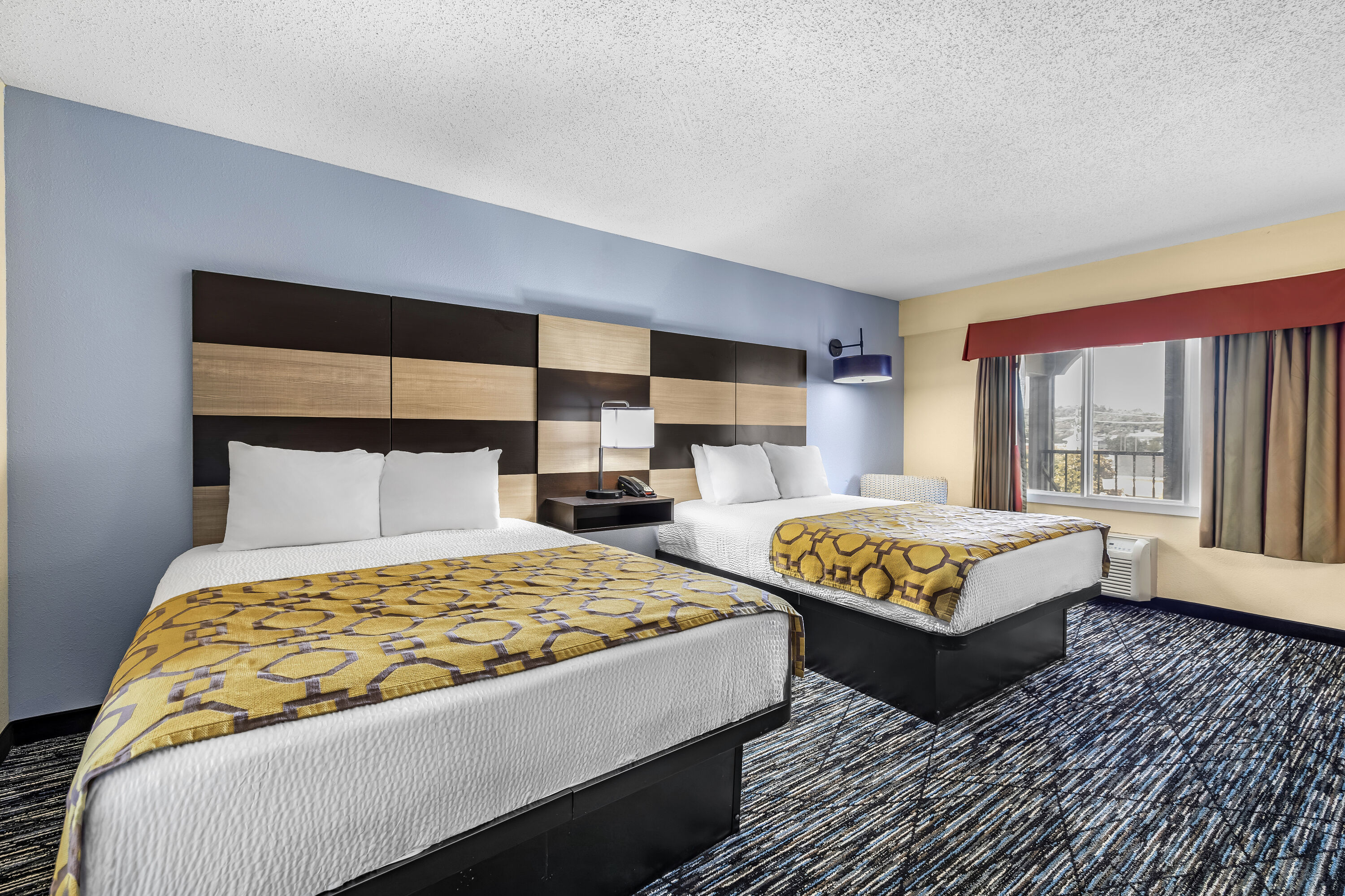 Queen bed guest room at the Baymont by Wyndham Sevierville Pigeon Forge in Sevierville, Tennessee