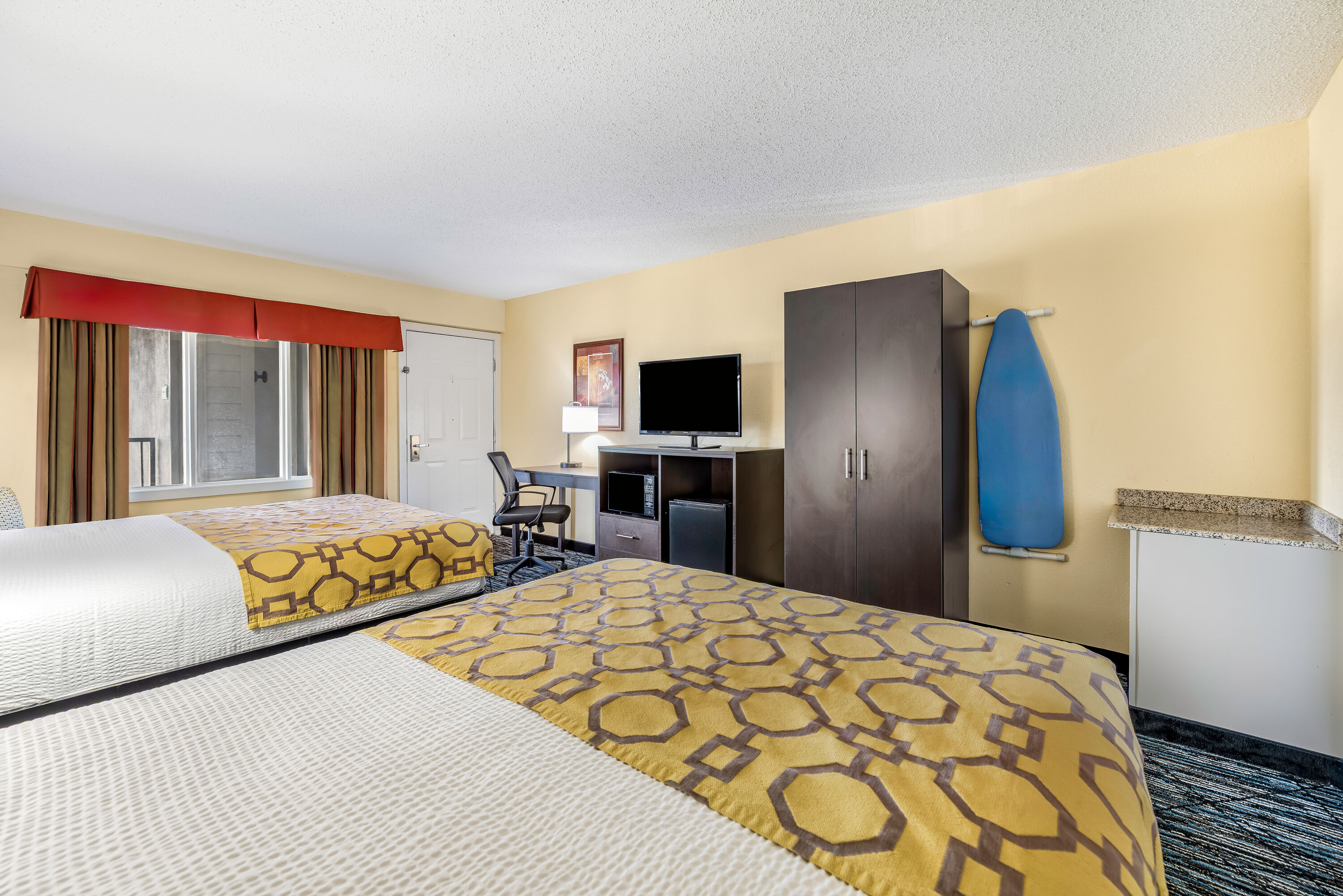 Queen bed guest room at the Baymont by Wyndham Sevierville Pigeon Forge in Sevierville, Tennessee