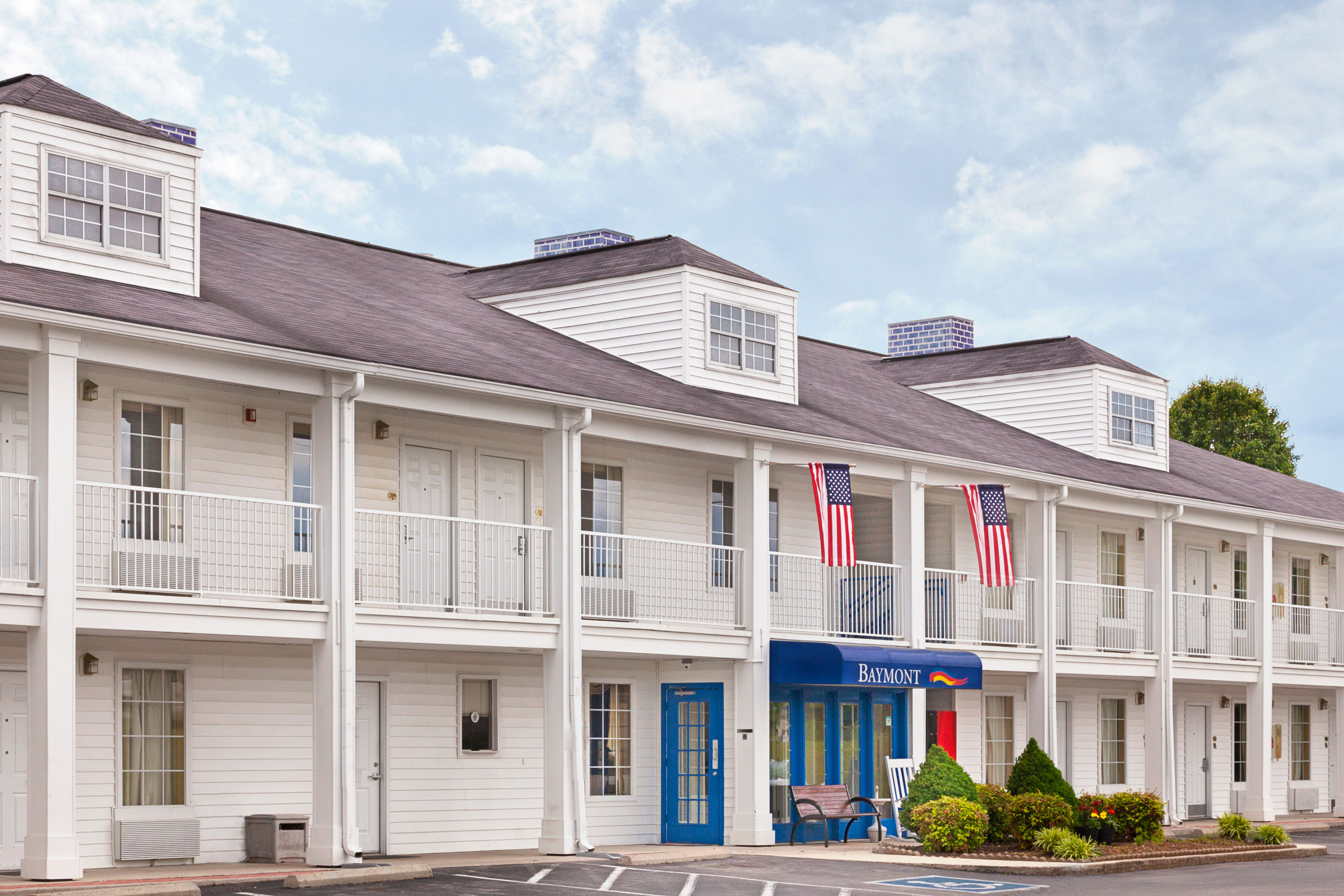 Exterior Day Image of Baymont by Wyndham Tullahoma hotel in Tullahoma, Tennessee