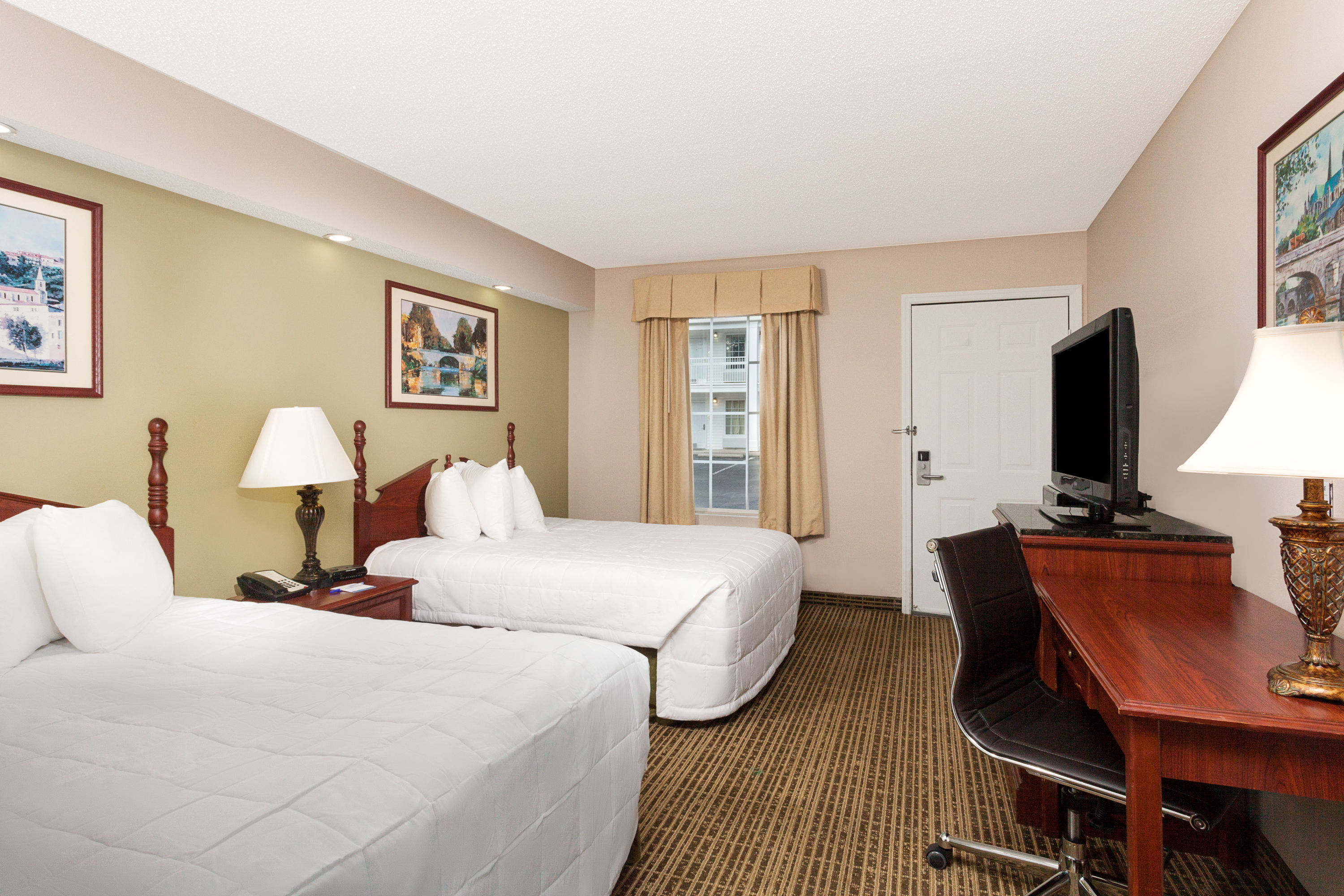 Guest room at the Baymont by Wyndham Tullahoma in Tullahoma, Tennessee