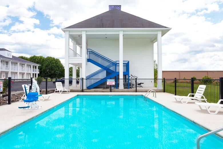 Baymont By Wyndham Tullahoma Hotels Tn 37388 Pool At The Baymont By Wyndham Tullahoma In Tennessee