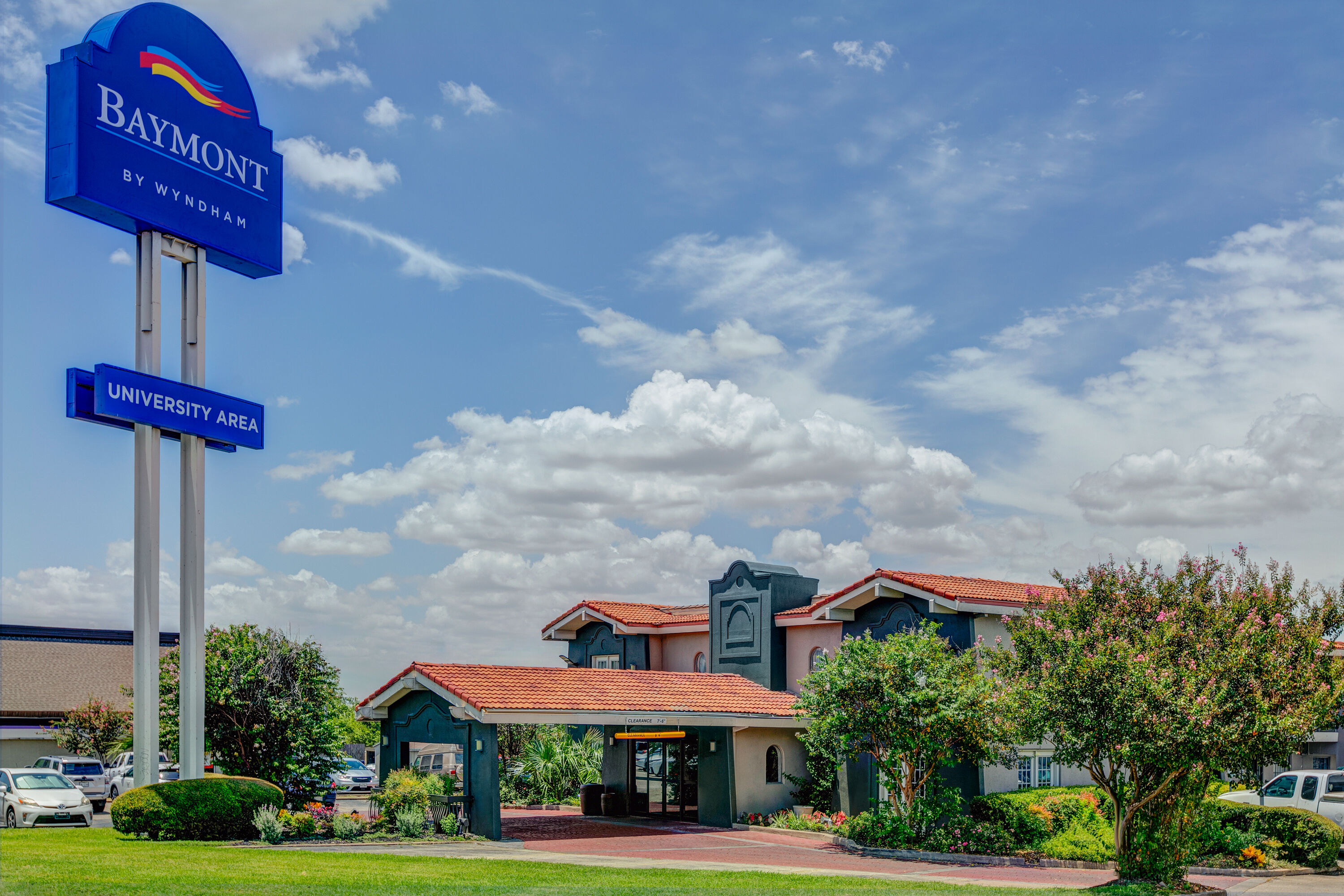 Exterior Day Image of Baymont by Wyndham Austin University Area hotel in Austin, Texas