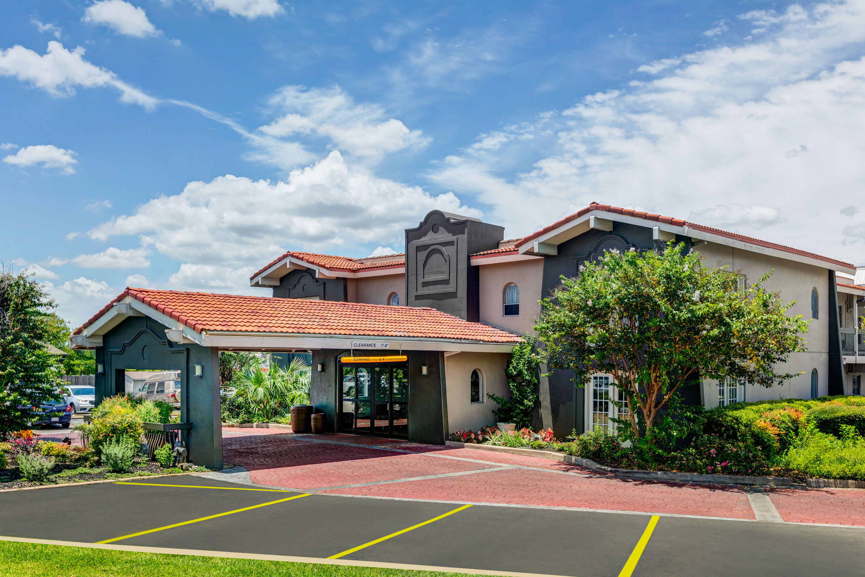Exterior Day Image of Baymont by Wyndham Austin University Area hotel in Austin, Texas