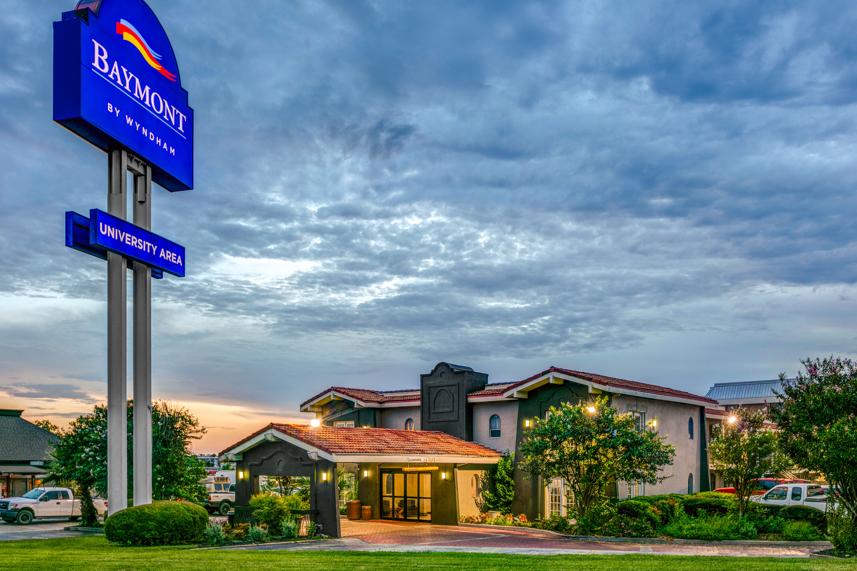 Exterior Dusk Image of Baymont by Wyndham Austin University Area hotel in Austin, Texas