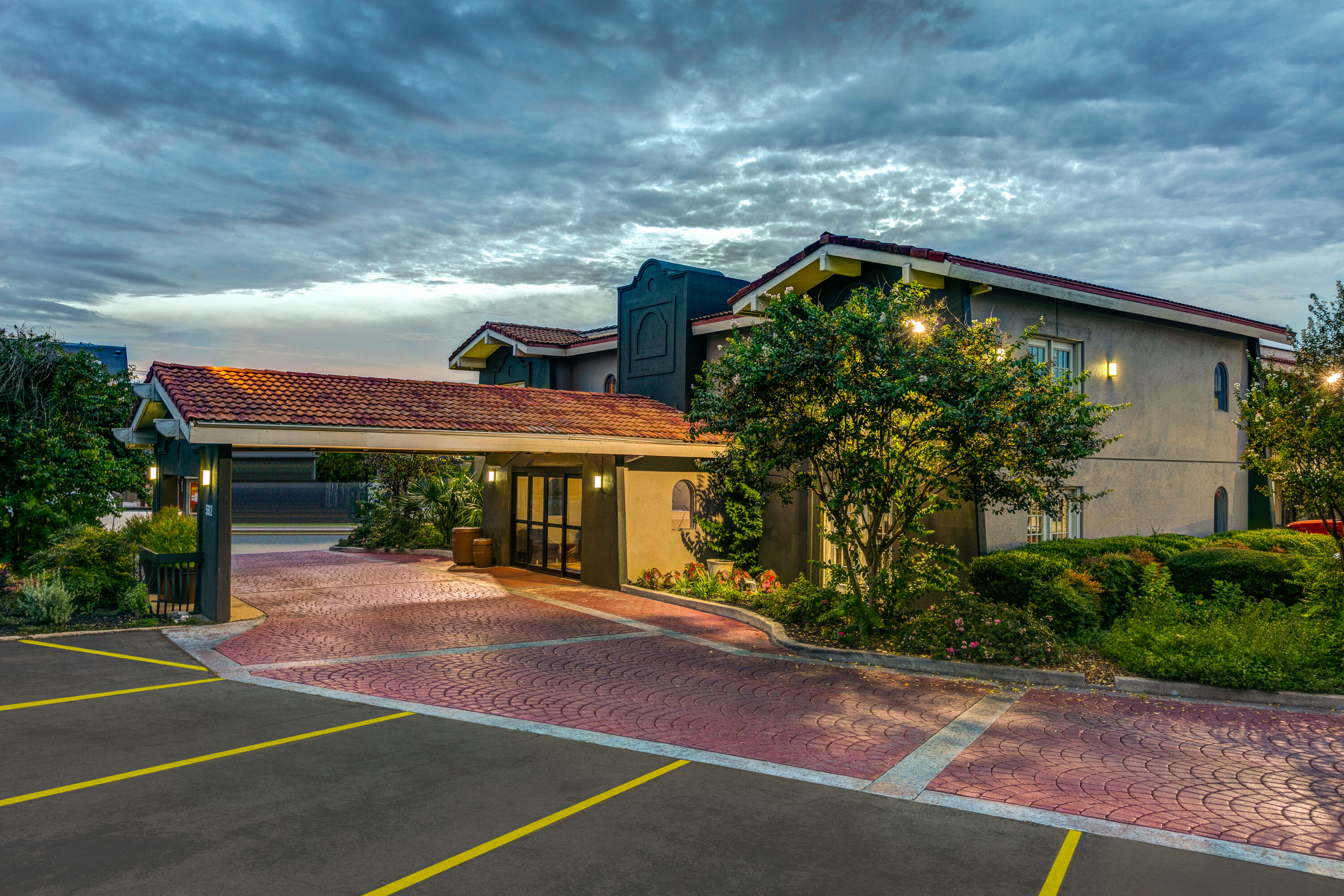 Exterior Dusk Image of Baymont by Wyndham Austin University Area hotel in Austin, Texas
