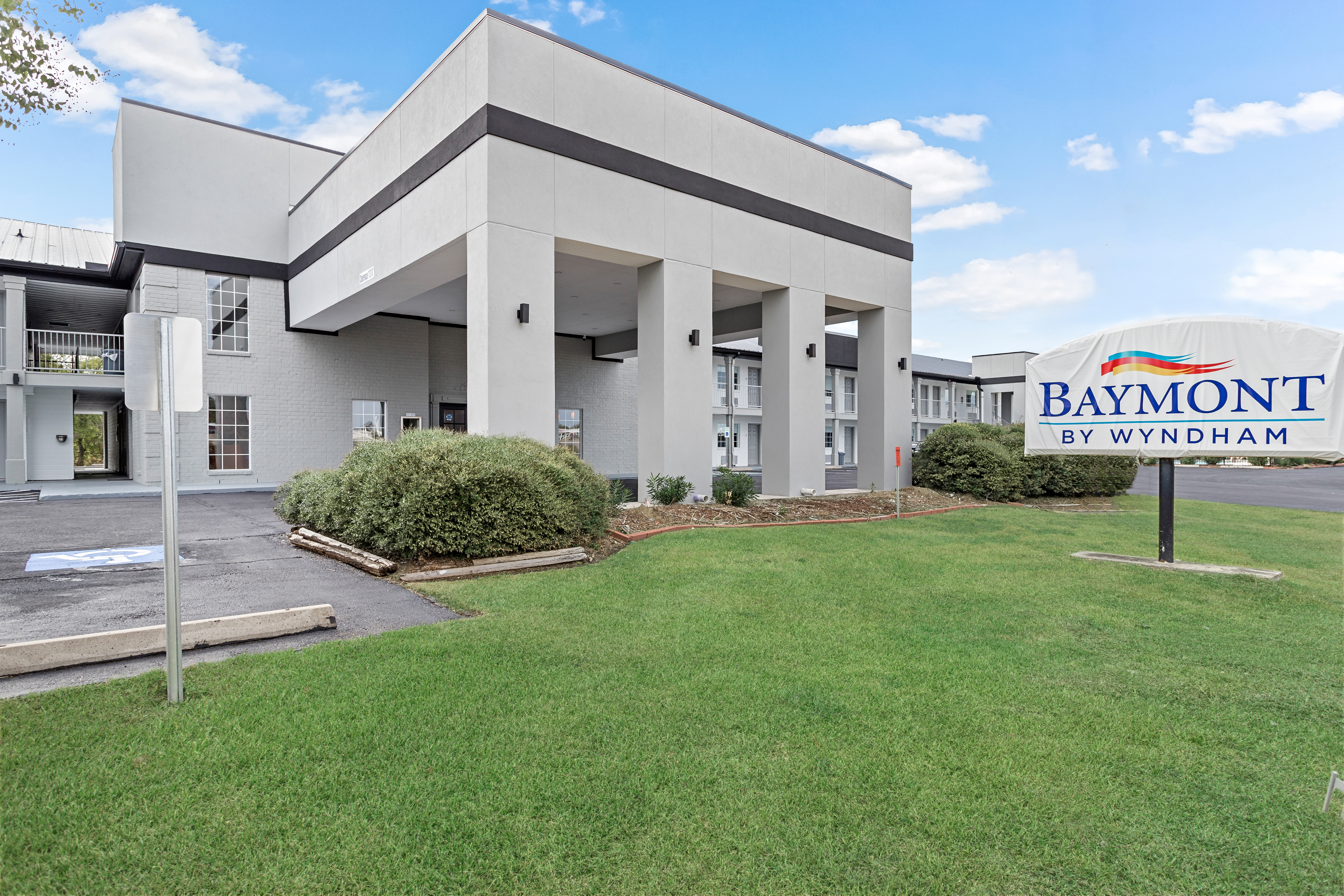 Exterior of Baymont by Wyndham Beaumont hotel in Beaumont, Texas