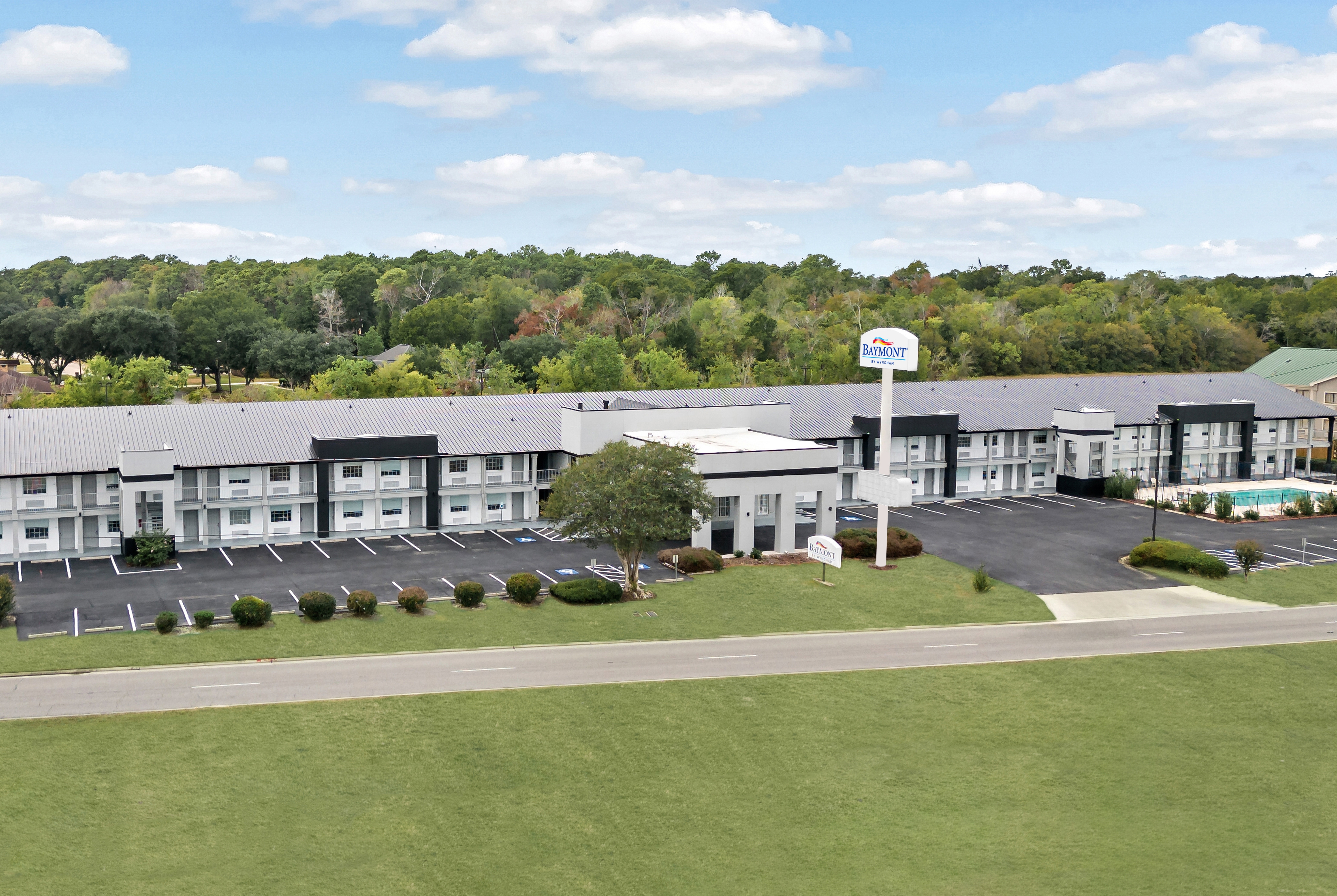 Exterior of Baymont by Wyndham Beaumont hotel in Beaumont, Texas