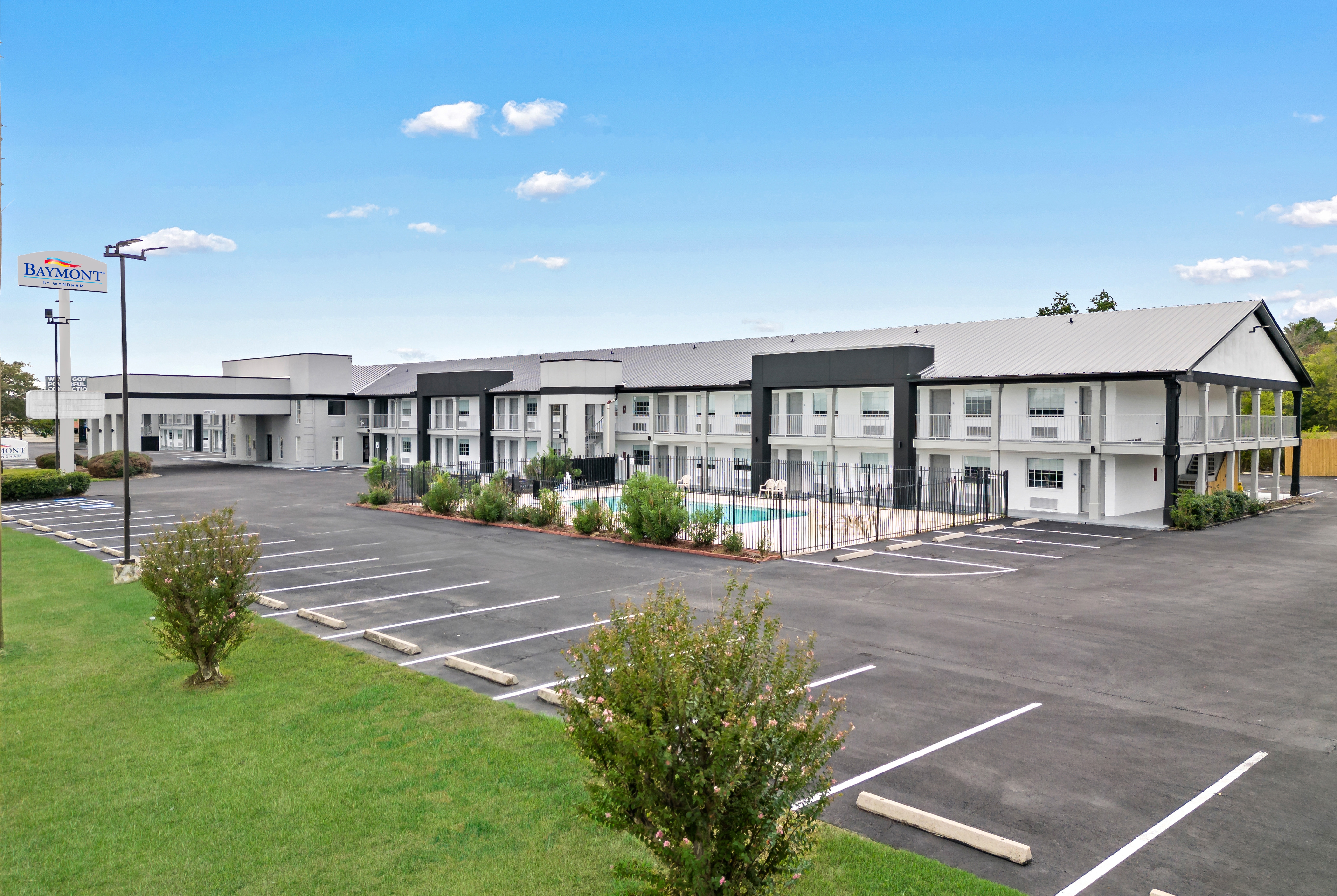 Exterior of Baymont by Wyndham Beaumont hotel in Beaumont, Texas