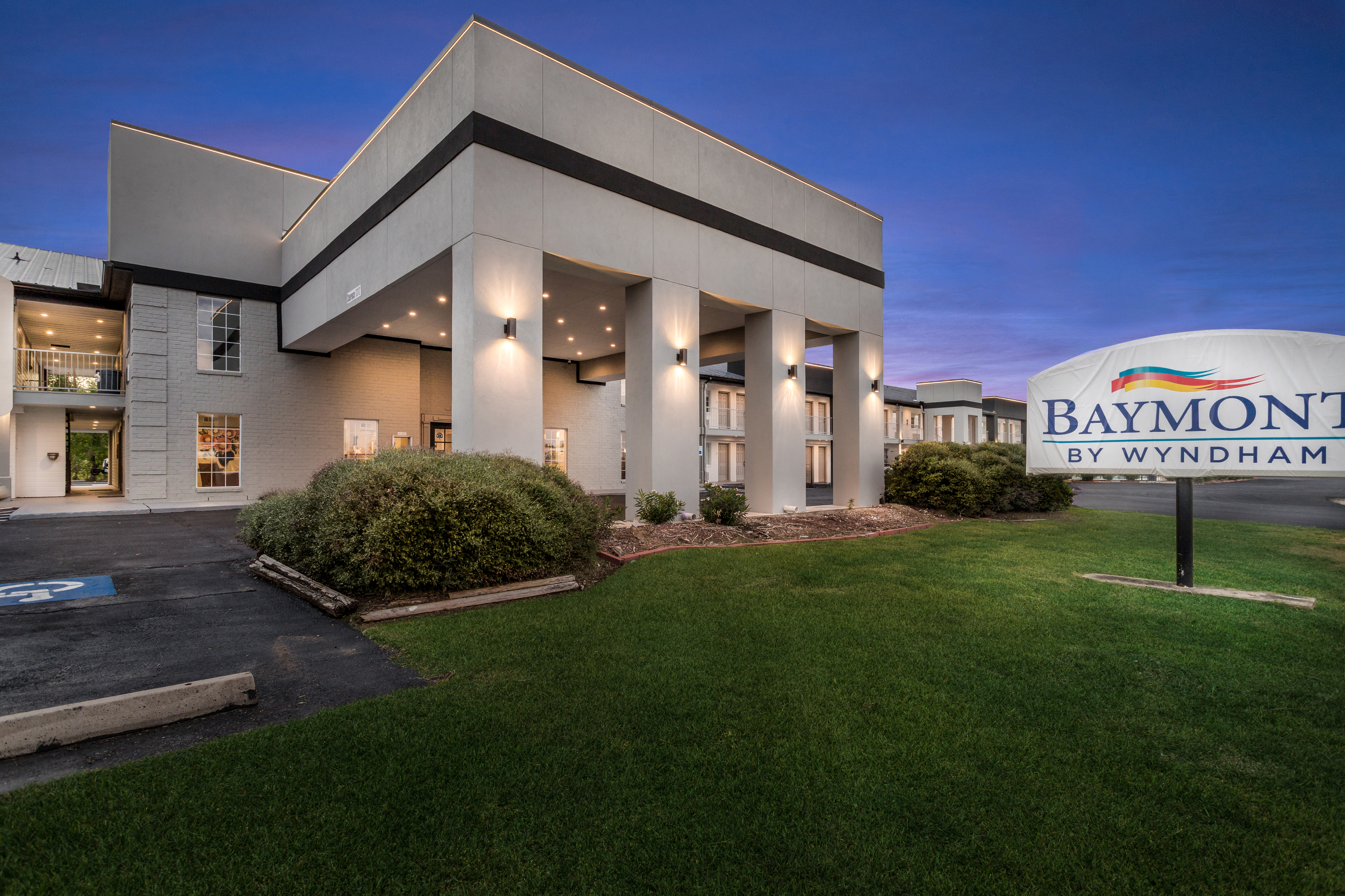 Exterior of Baymont by Wyndham Beaumont hotel in Beaumont, Texas