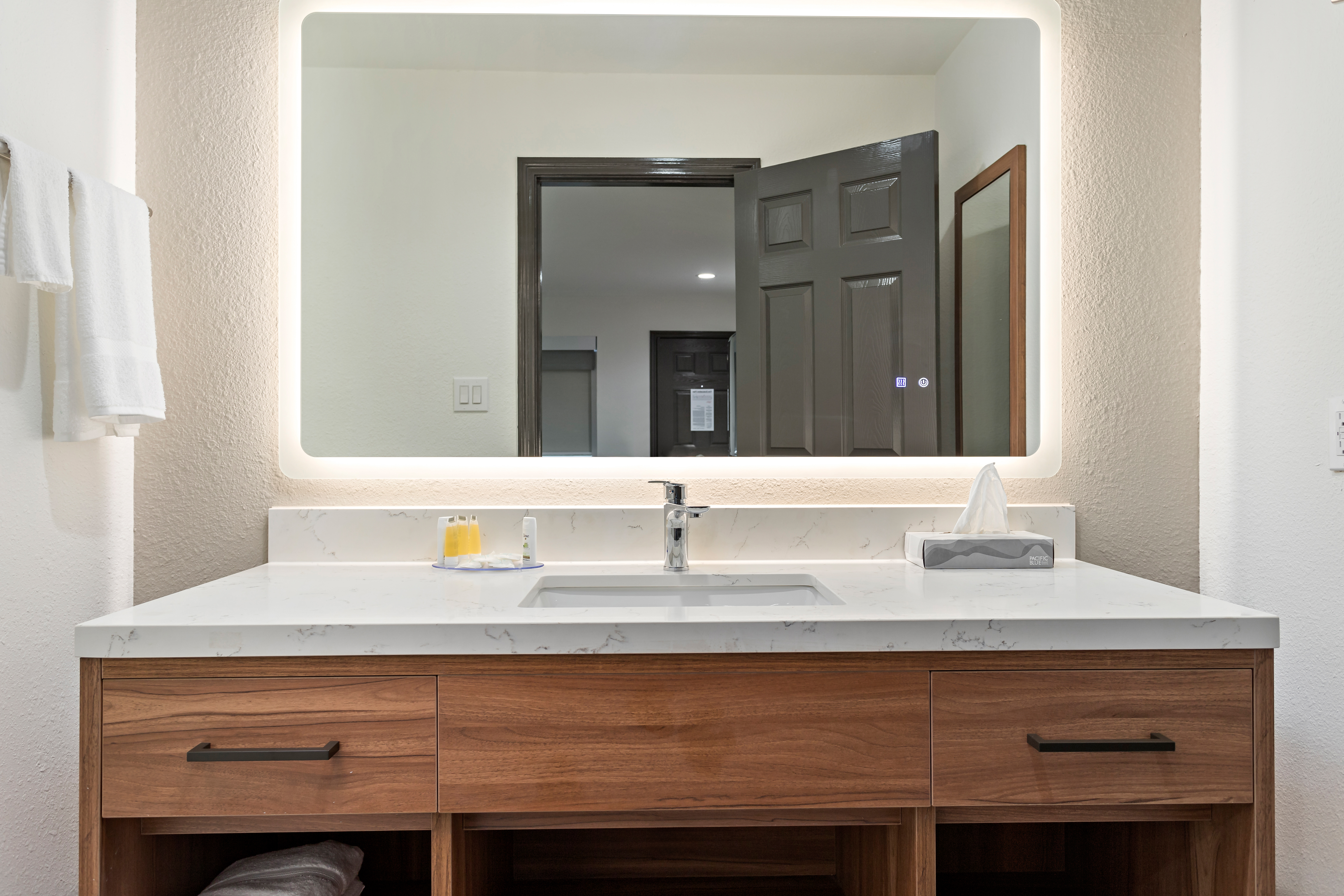 Guest room bath at the Baymont by Wyndham Beaumont in Beaumont, Texas