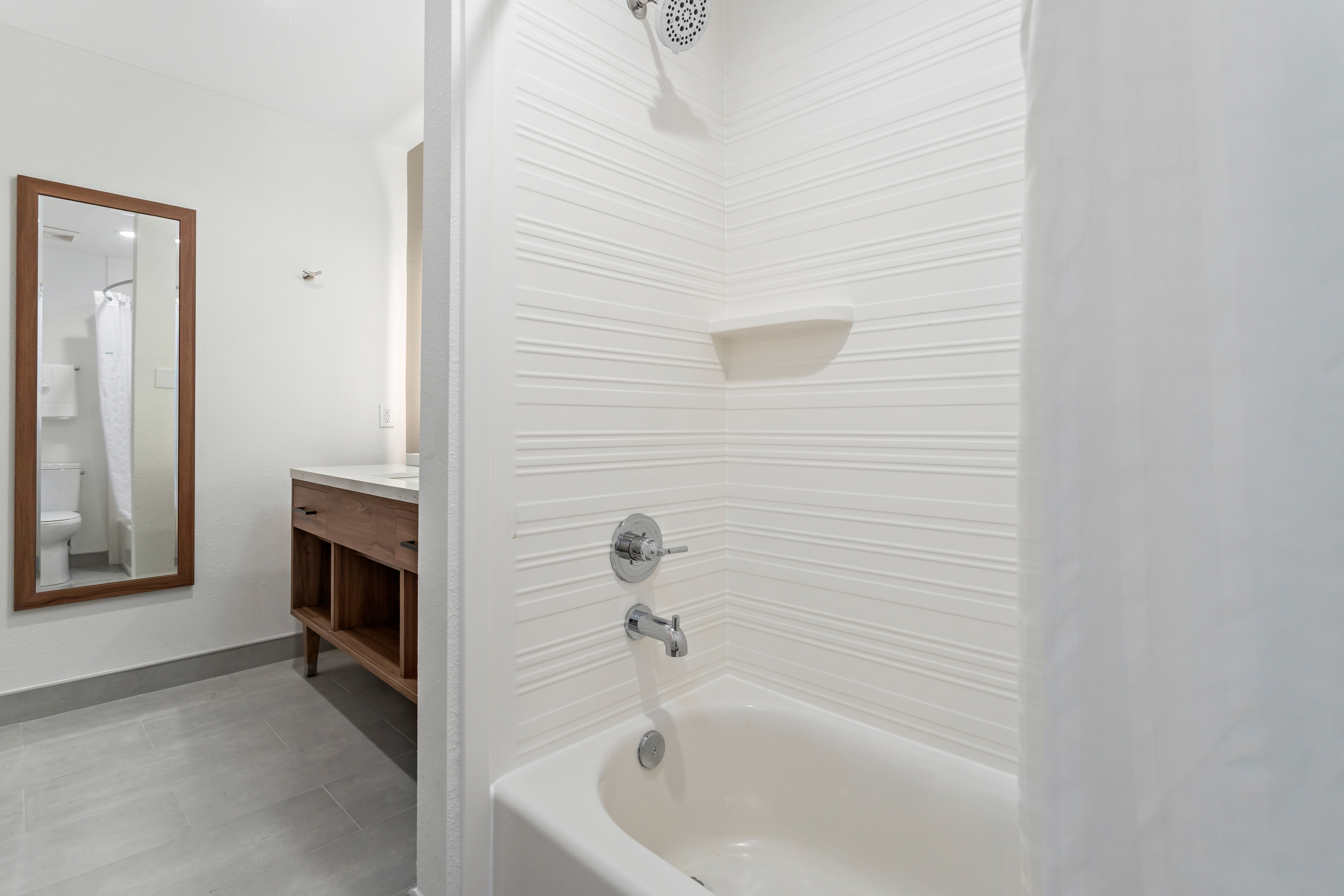Guest room bath at the Baymont by Wyndham Beaumont in Beaumont, Texas