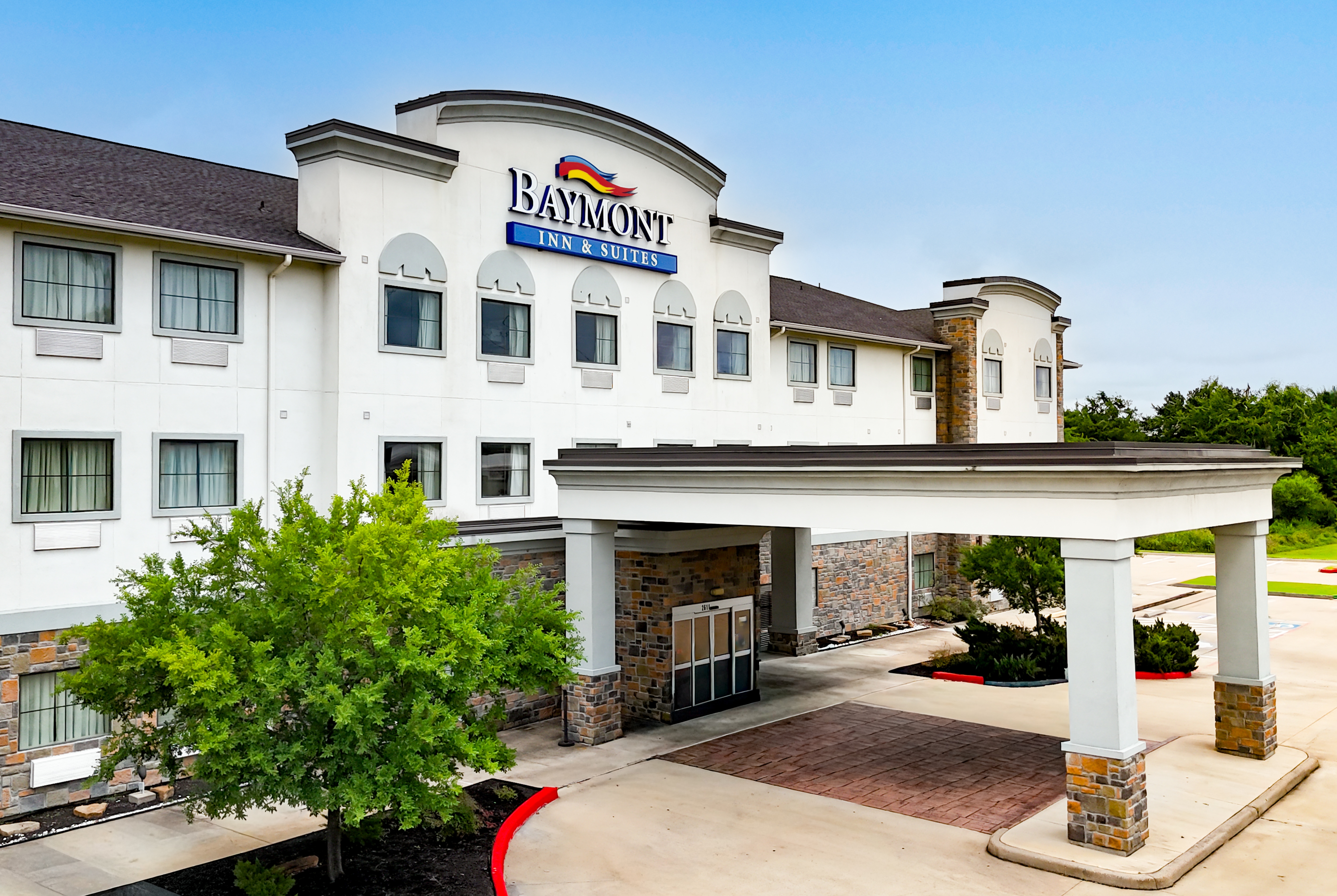 Exterior of Baymont by Wyndham College Station hotel in College Station, Texas