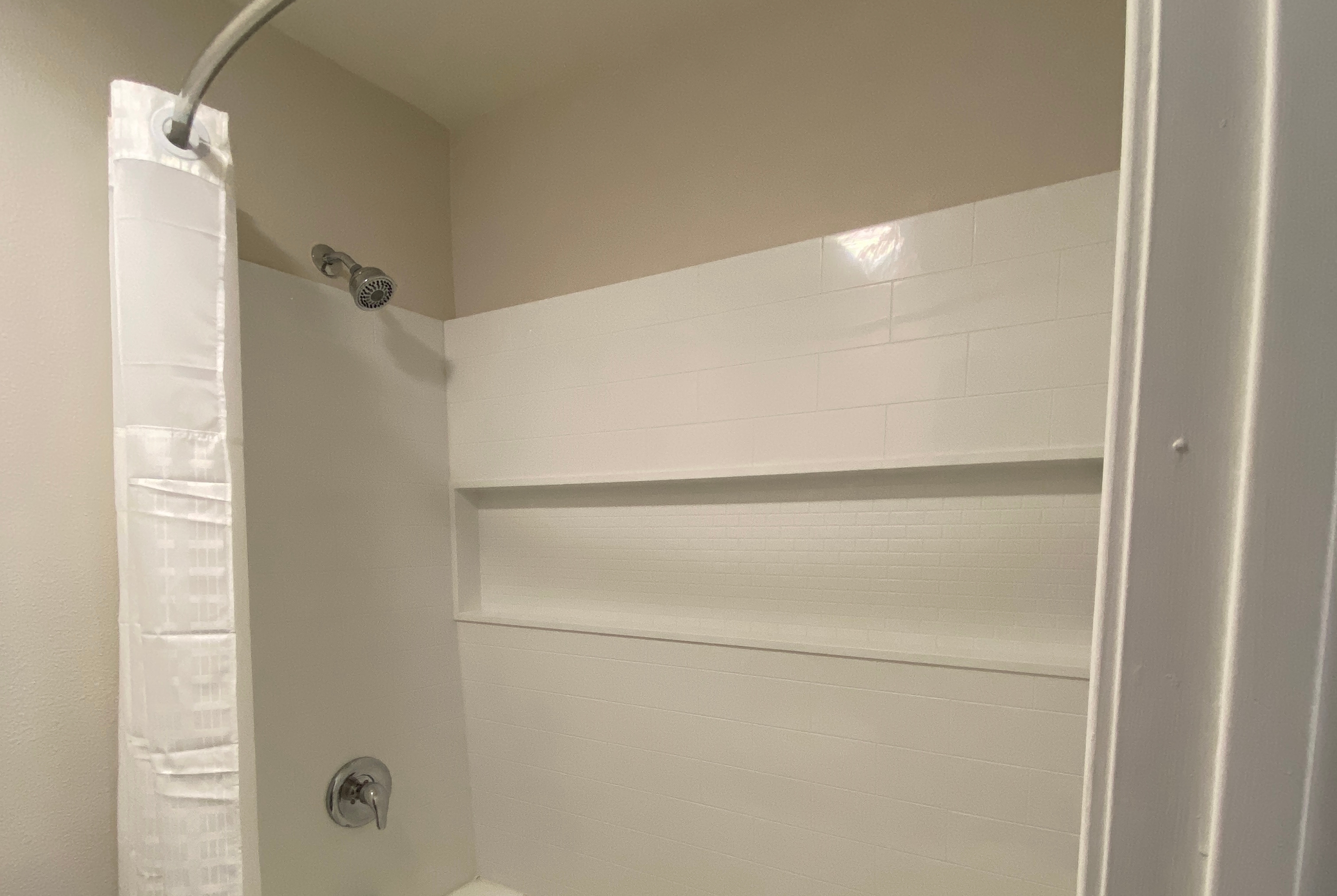 Guest room bath at the Baymont by Wyndham Del Rio in Del Rio, Texas