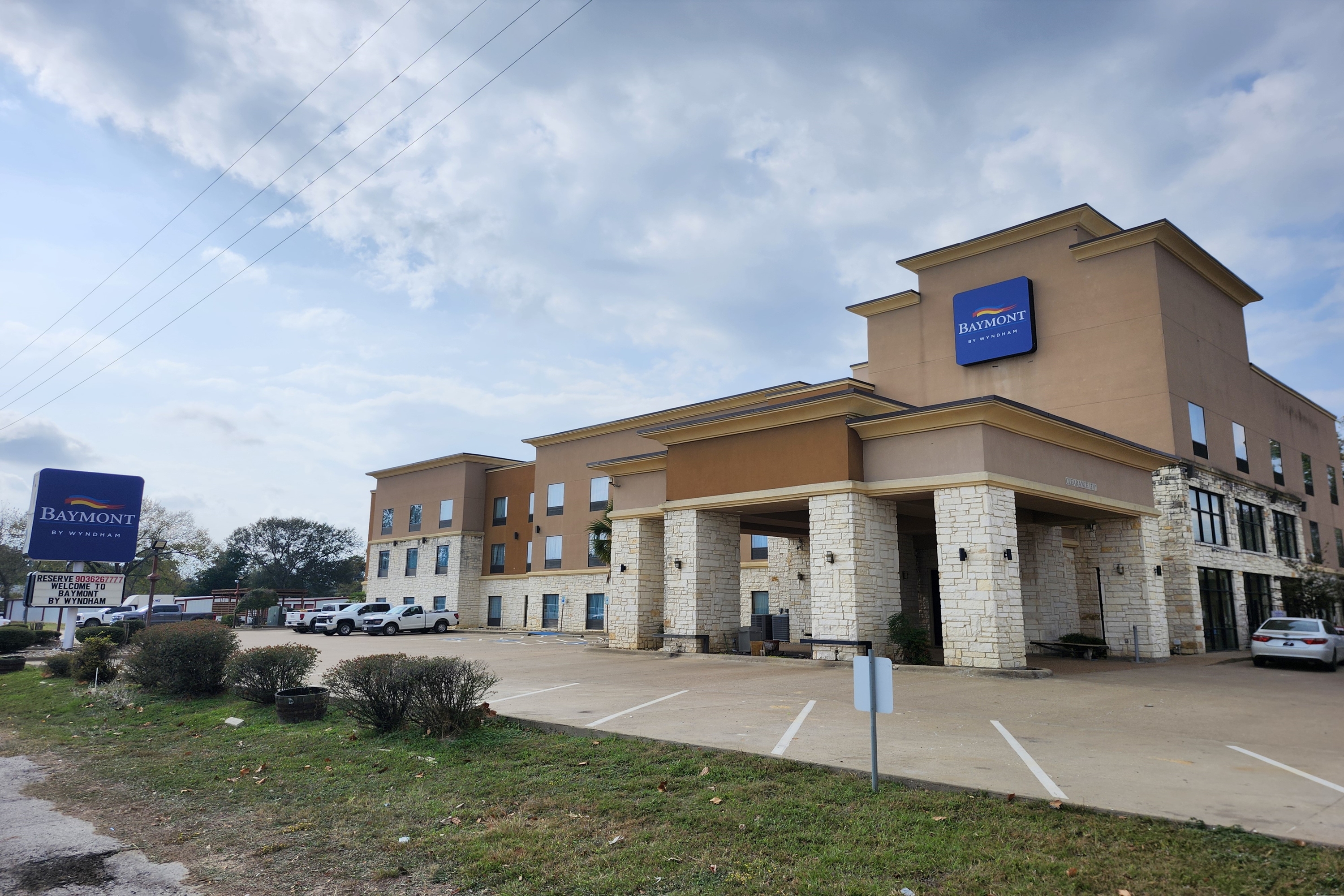 Exterior of Baymont by Wyndham Jewett hotel in Jewett, Texas